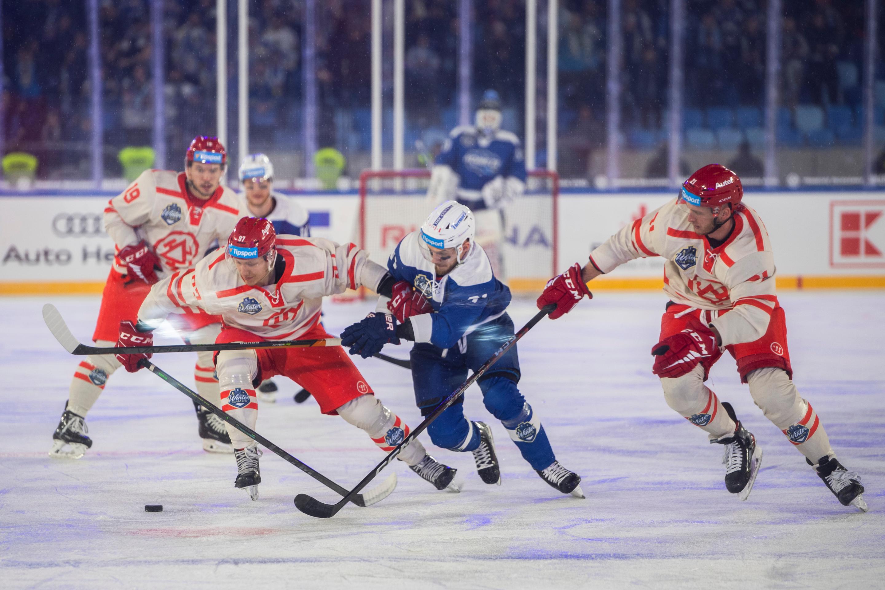 Na snímke v popredí zľava Štěpán Havránek (Oceláři), Adam Raška (Kometa) a Martin Marinčin (Oceláři) počas zápasu na hokejovom podujatí Kaufland Winter Games.