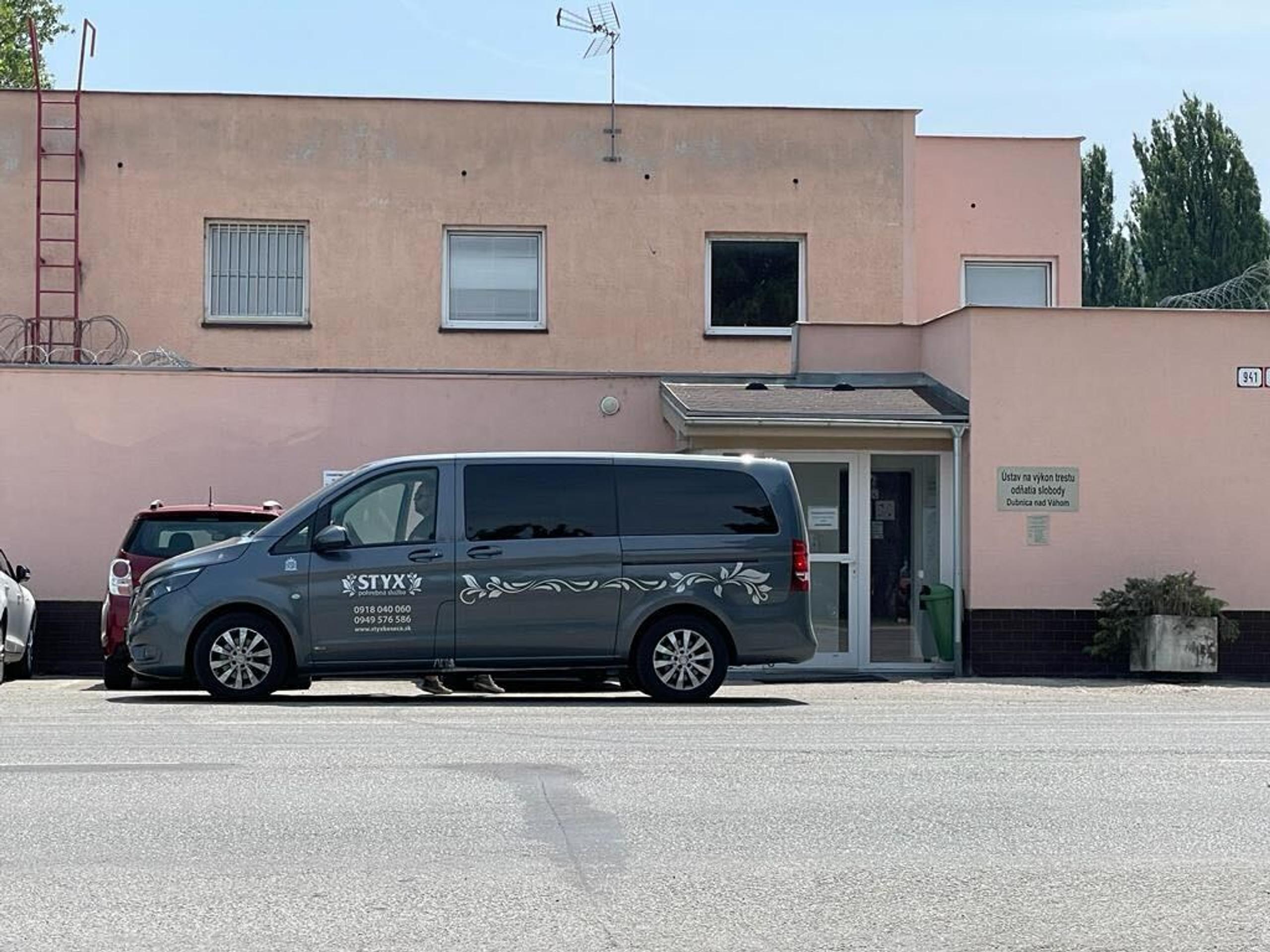 Pohrebná služba pred väznicou