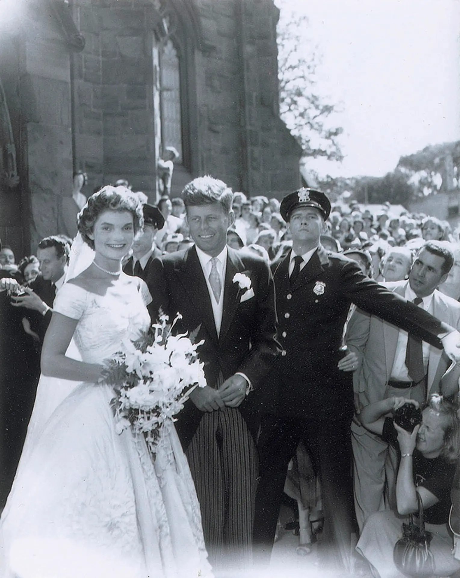 John F. Kennedy a Jacqueline odchádzajú 12. Septembra 1953 z kostola po sobáši v americkom Newporte.
