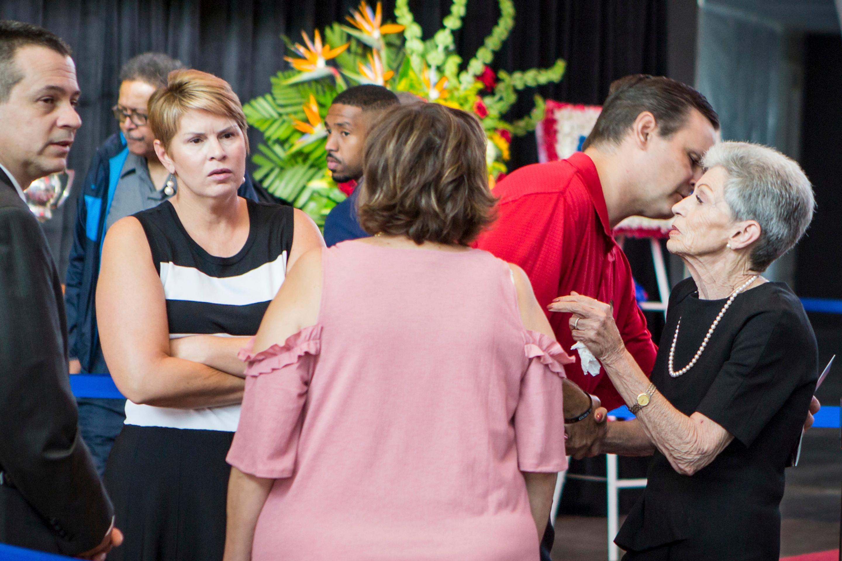 Vdova po Stanovi Mikitovi Jill Mikita prijíma kondolencie od fanúšikov na rozlúčke jej nebohého manžela.