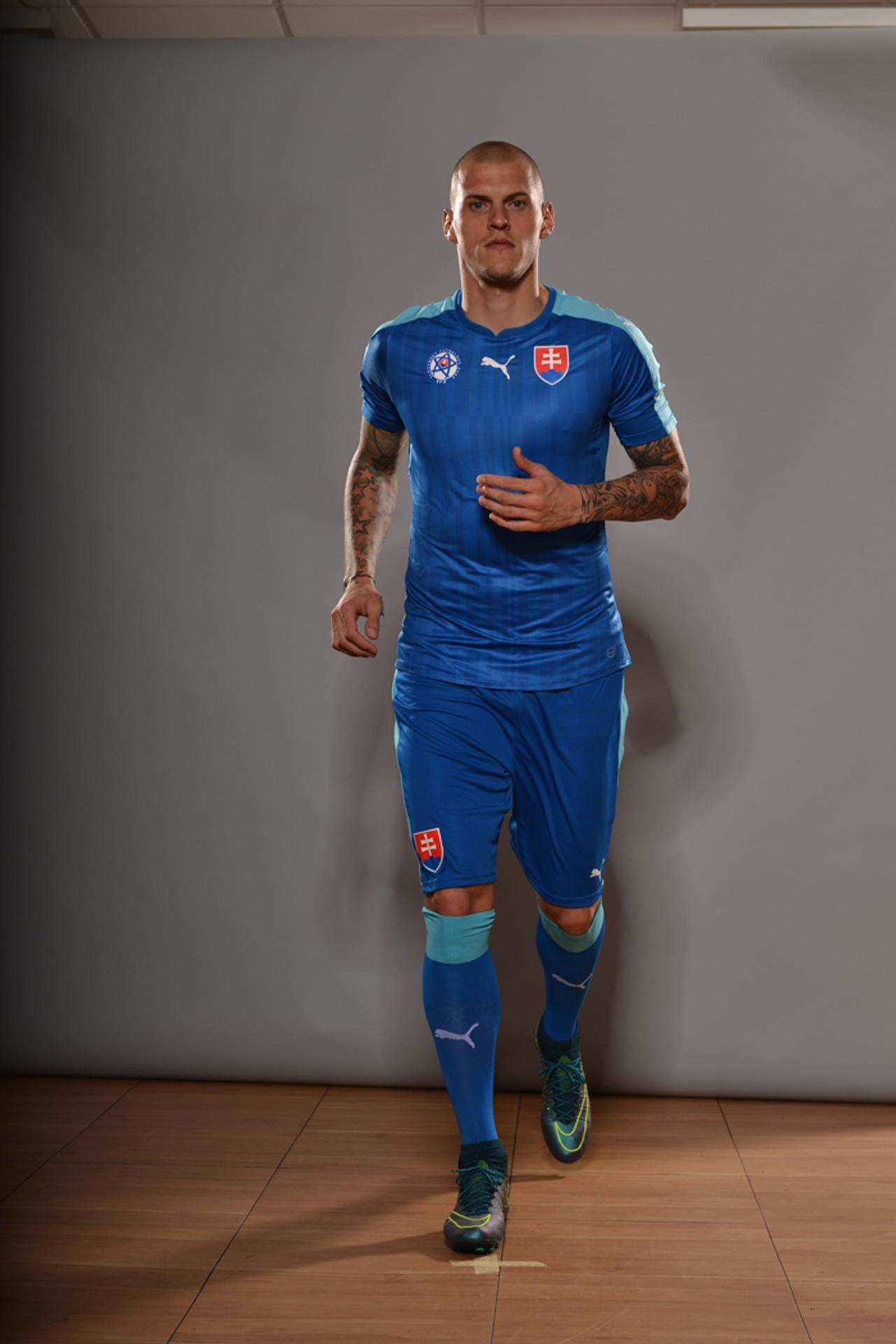 Martin Škrtel v novom reprezentančnom drese pre vonkajšie zápasy.1_skrtel.jpg