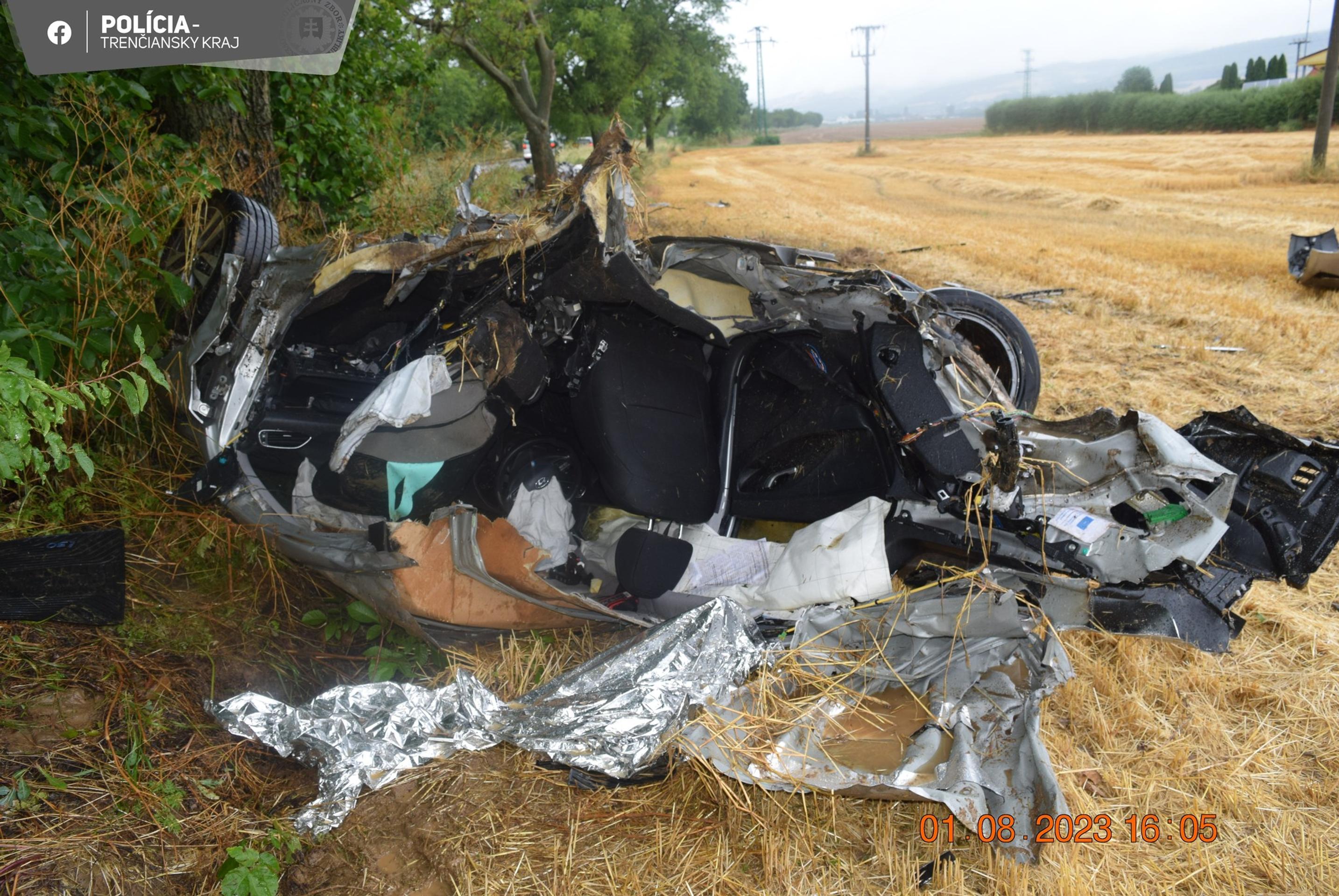 Auto roztrhalo na dve časti