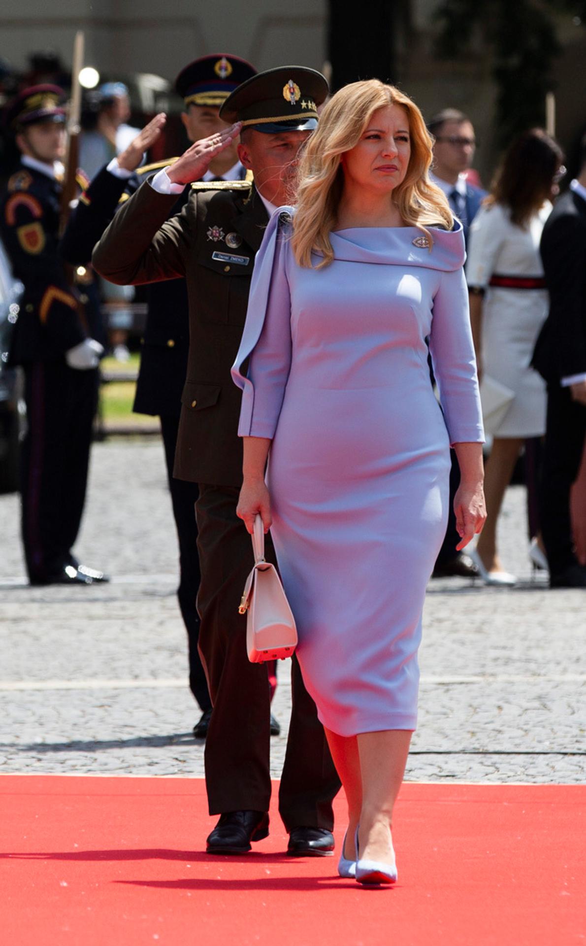 Vojaci rozdávali kolegom z Čestnej stráže vodu.