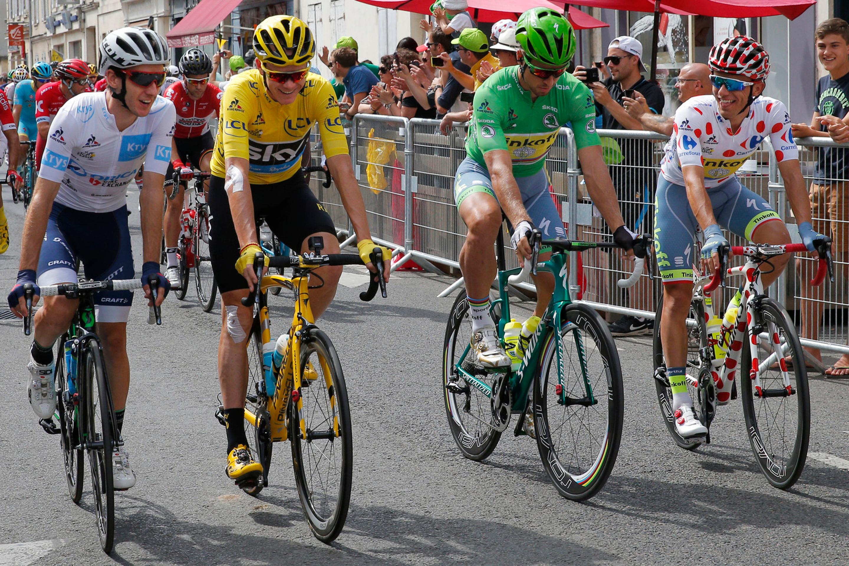 Víťazi jednotlivých súťaží Tdf 2016. Zľava Adam Yates v bielom drese pre najlepšieho jazdca do 25 rokov, Chris Froome v žltom pr