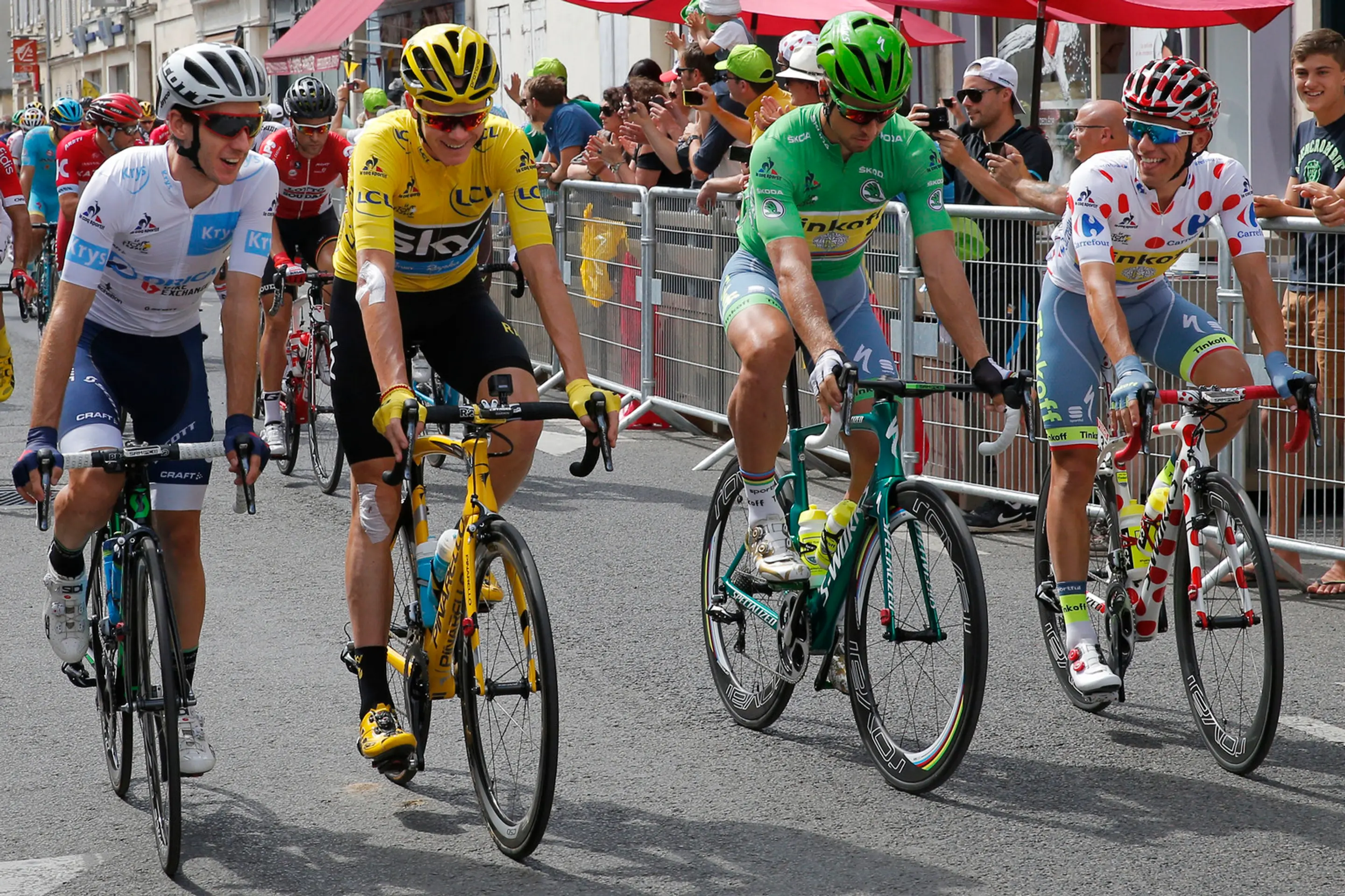 Víťazi jednotlivých súťaží Tdf 2016. Zľava Adam Yates v bielom drese pre najlepšieho jazdca do 25 rokov, Chris Froome v žltom pr