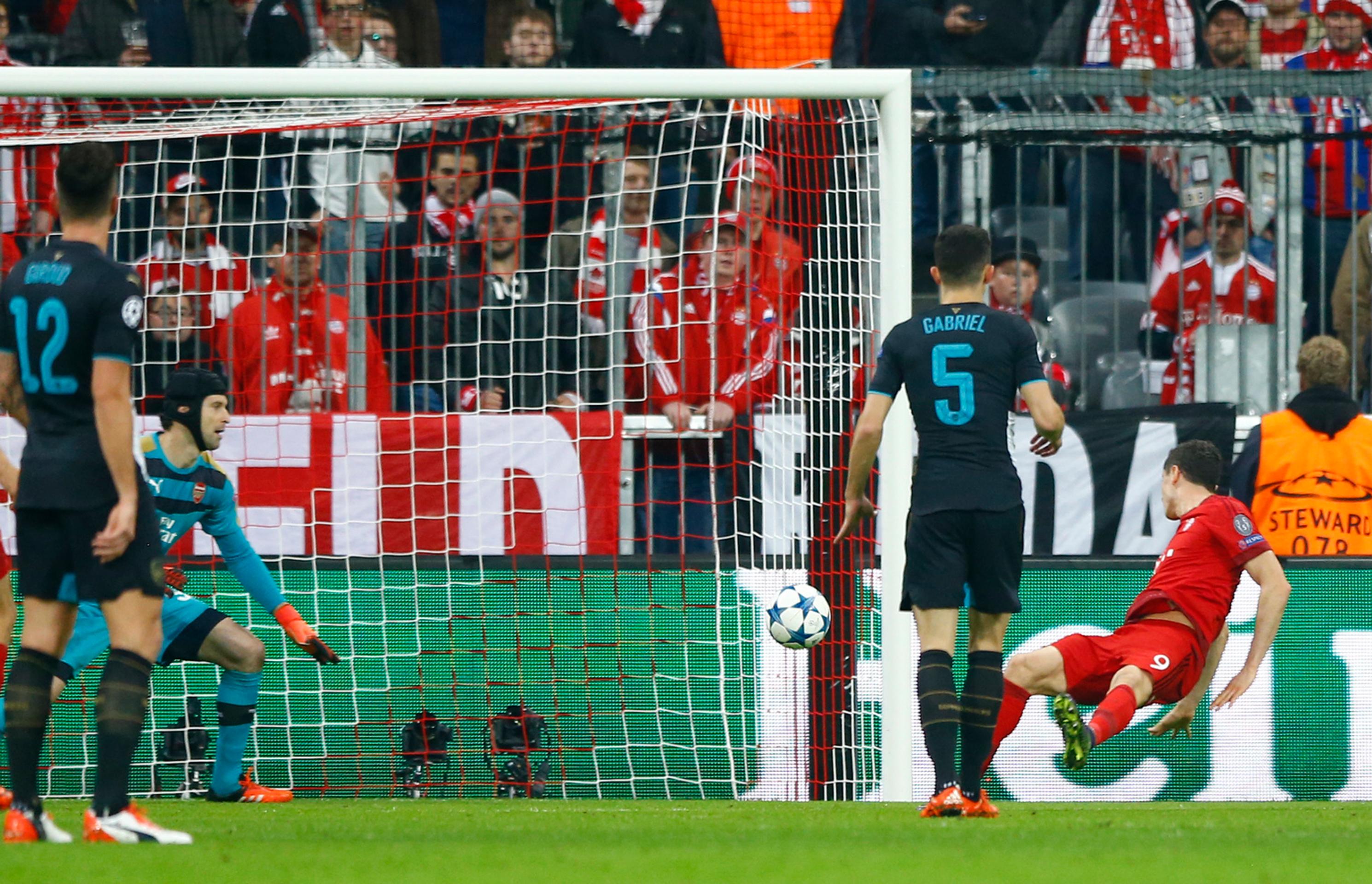 Hráč Bayernu Robert Lewandowski (vpravo) strieľa gól Petrovi Čechovi. (Arsenal).