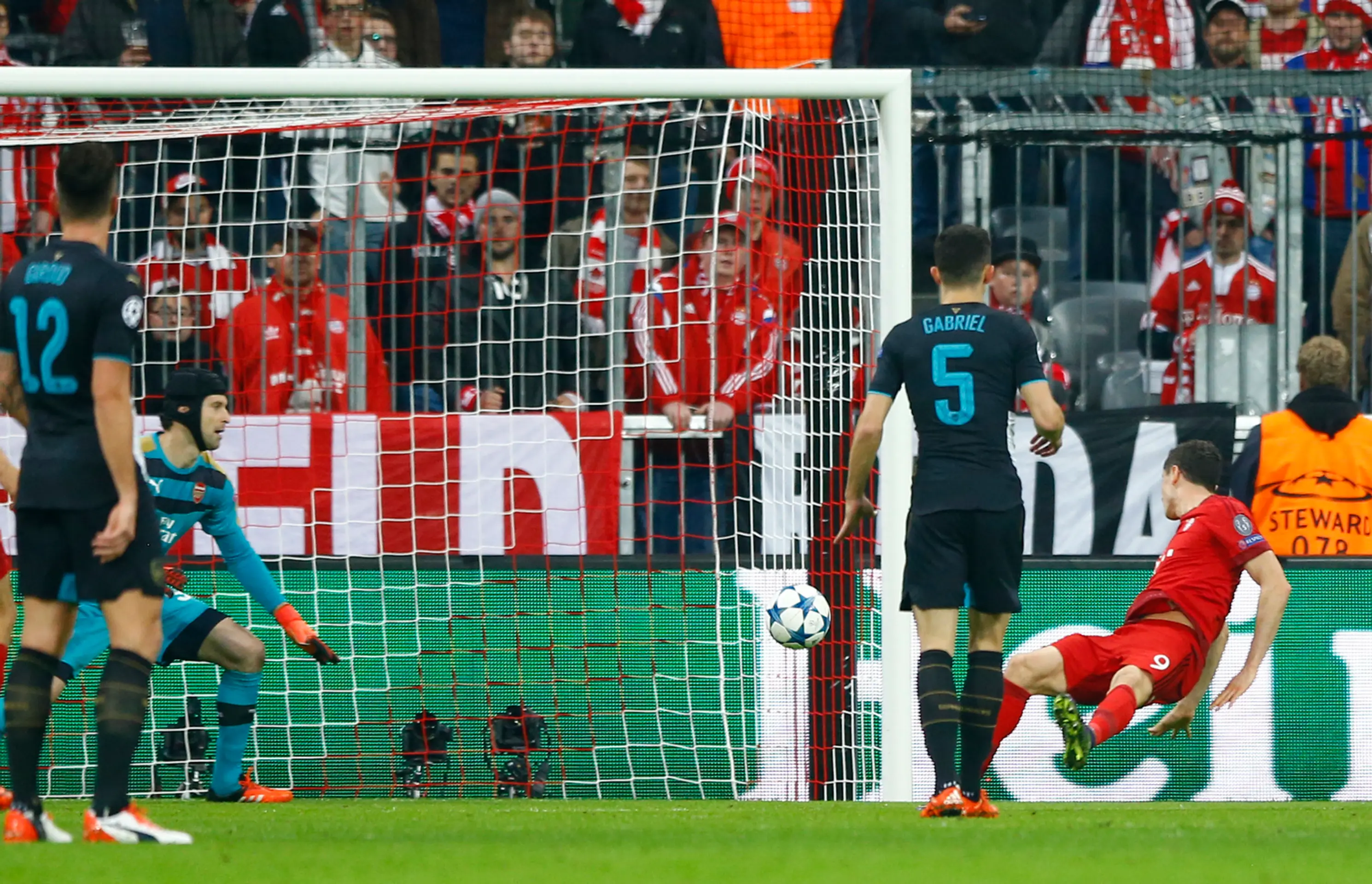 Hráč Bayernu Robert Lewandowski (vpravo) strieľa gól Petrovi Čechovi. (Arsenal).
