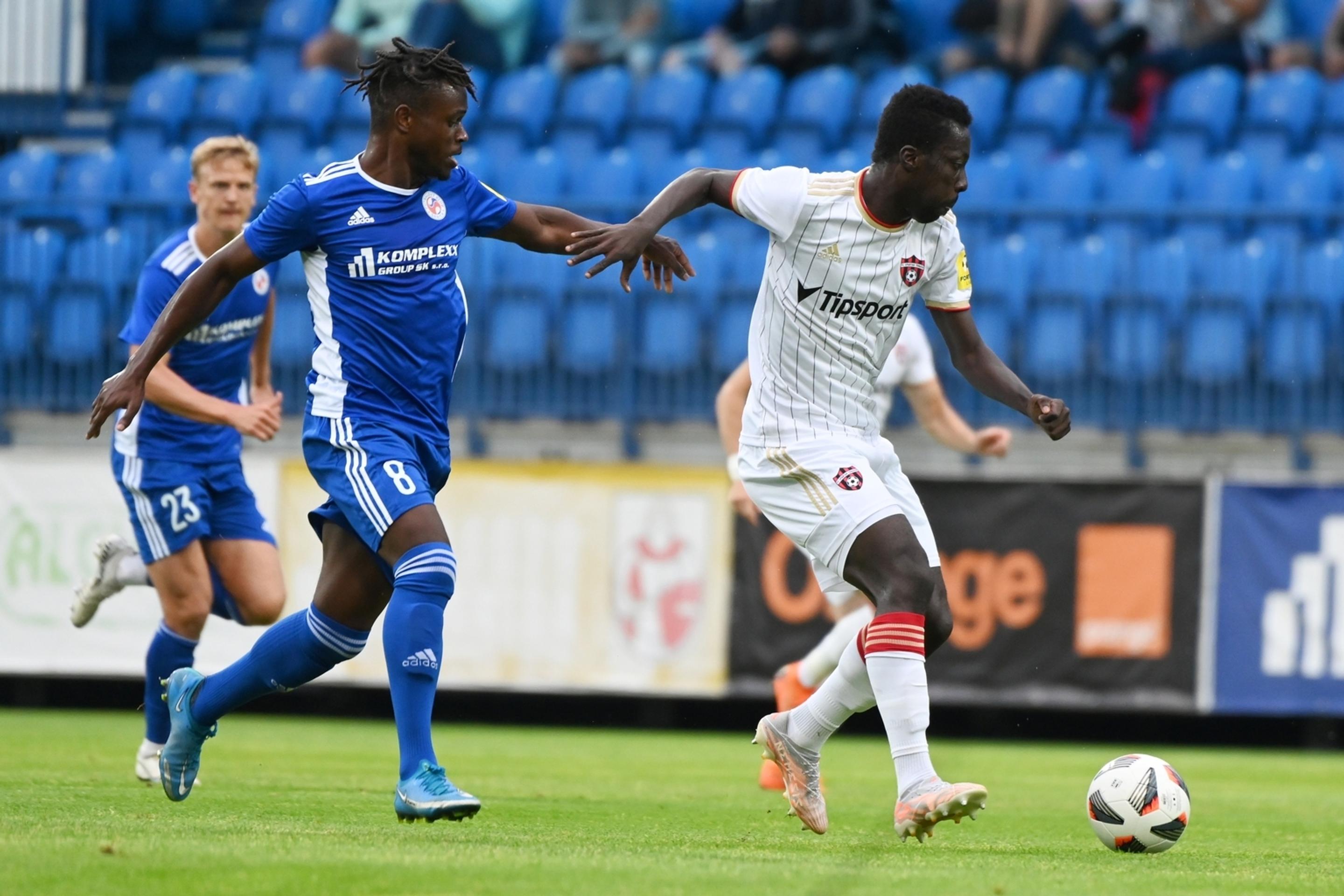 Vpravo hráč Trnavy Yann Yao a hráč Senice Christopher Goslin počas zápasu 2. kola Fortuna ligy.