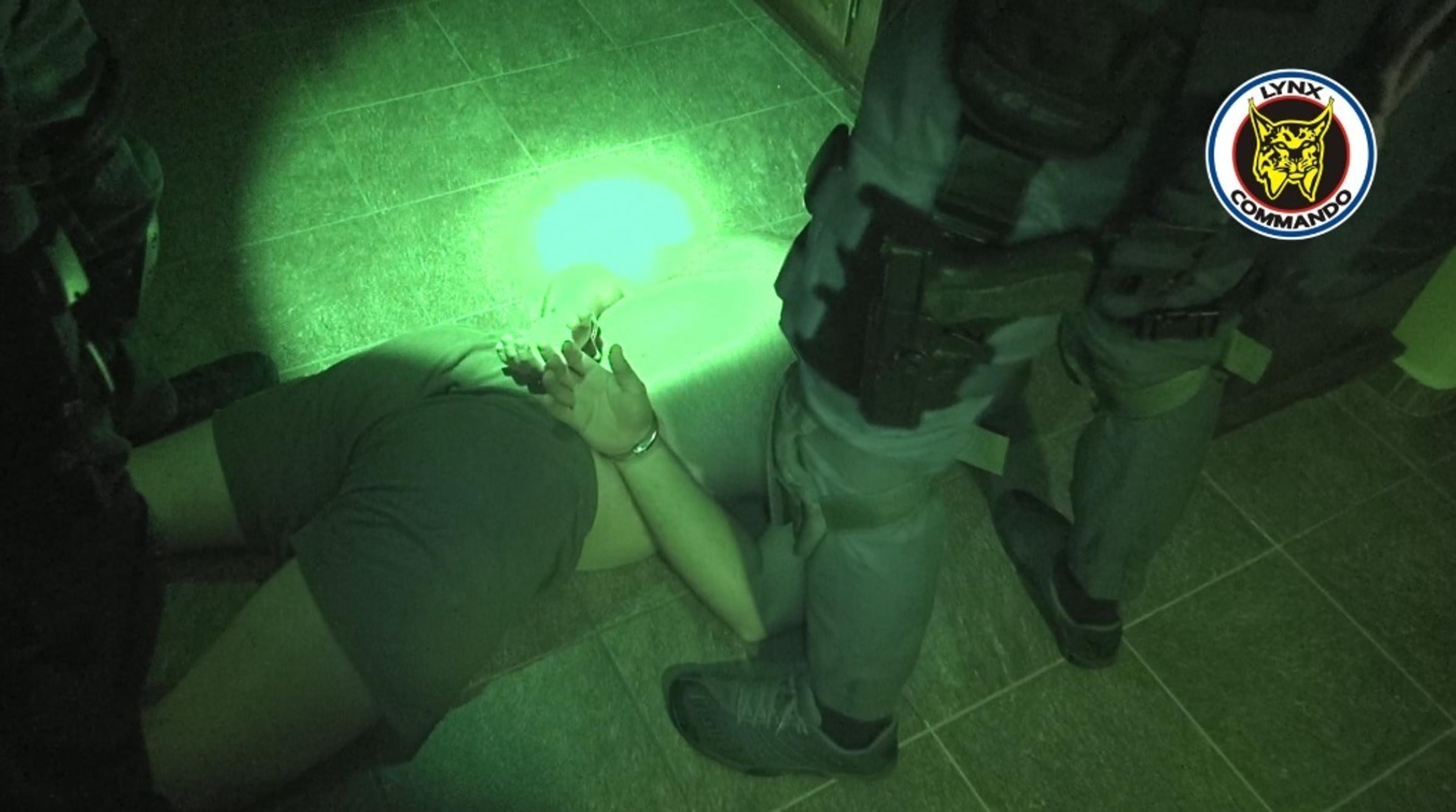 Podozrivý v rukách polície.