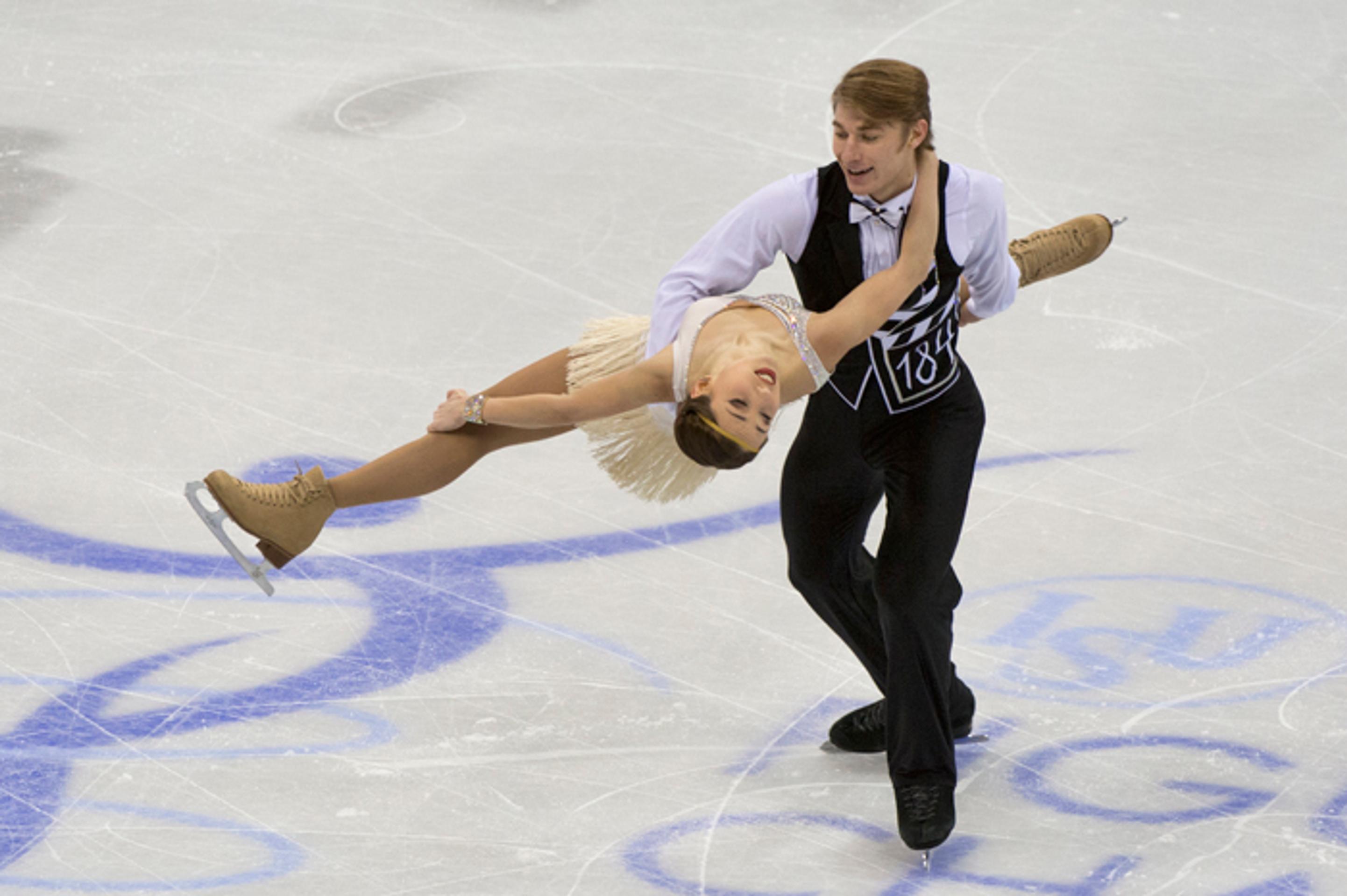 Rusi Kristina Astachovová a Alexej Rogonov počas krátkeho programu športových dvojíc na ME.