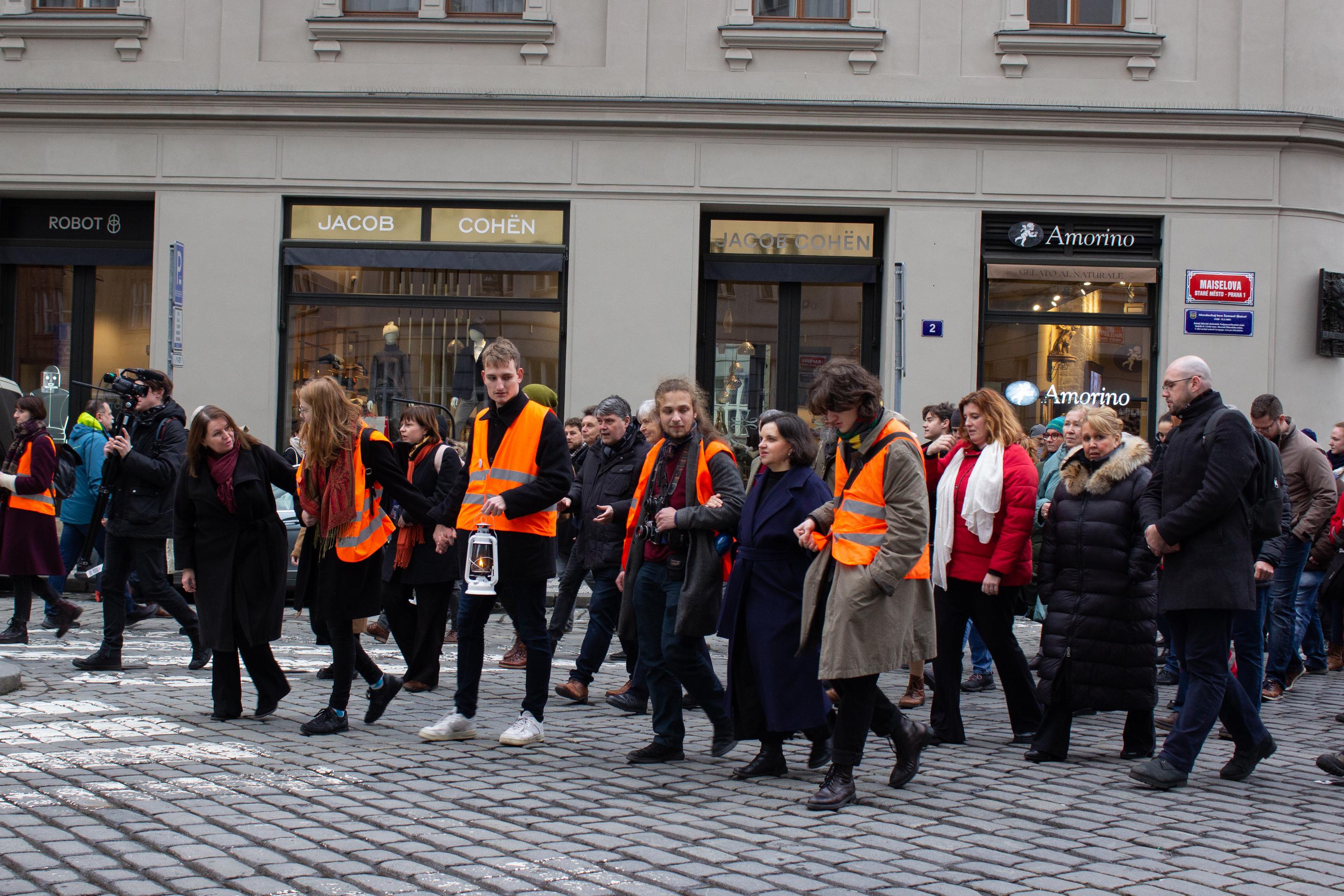 Pietne podujatie na pamiatku obetí tragickej streľby v Prahe.