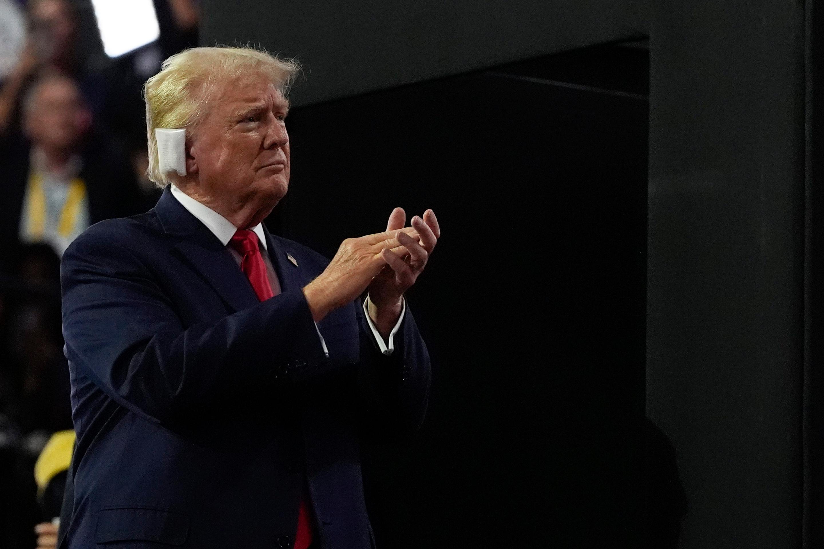 Donald Trump prišiel na zjazd republikánov s obviazaným uchom.