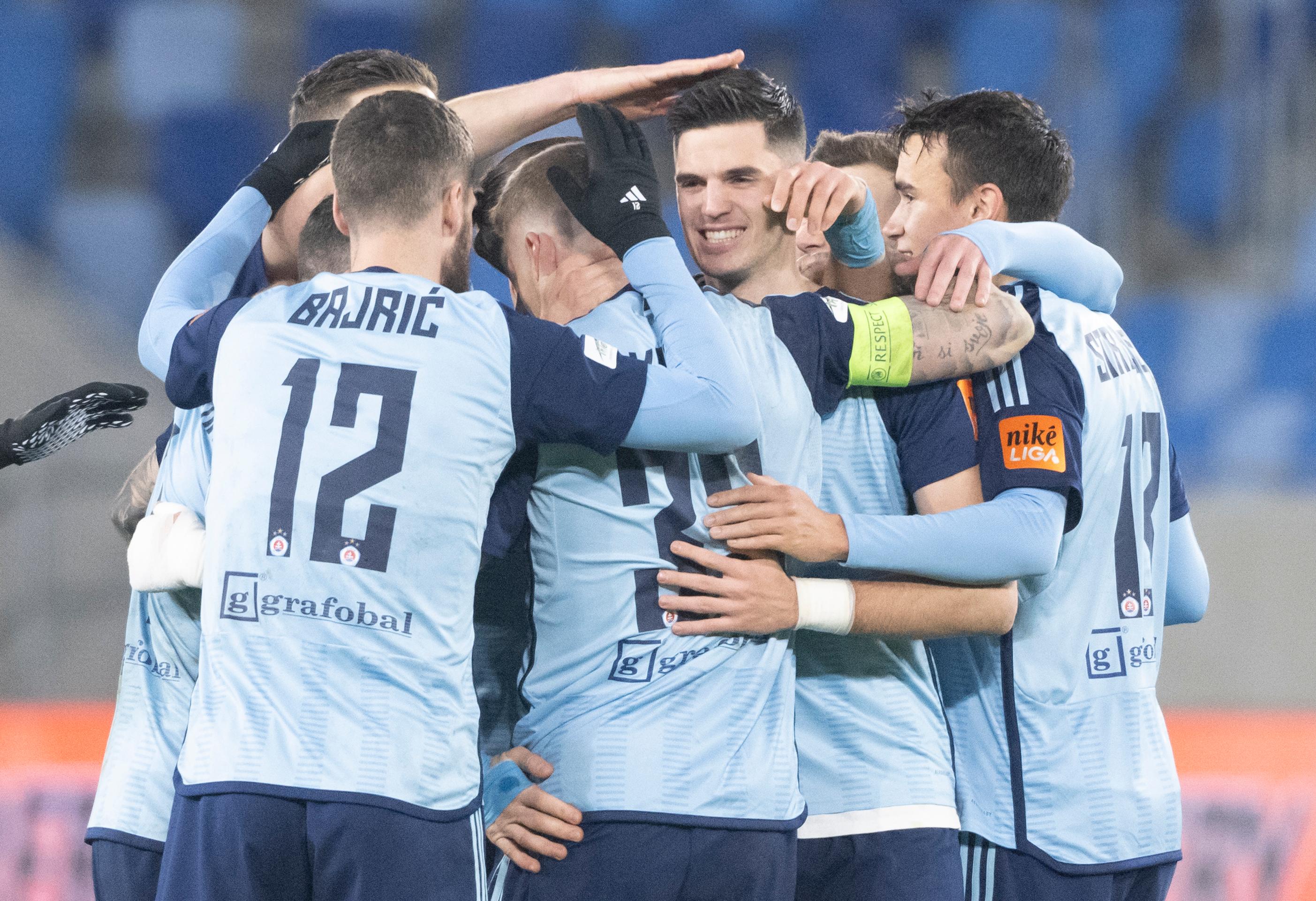 Druhý sprava Marko Tolič (Slovan) sa teší so spoluhráčmi po strelení svojho druhého gólu v 18. kole Niké ligy proti Dunajskej Strede.