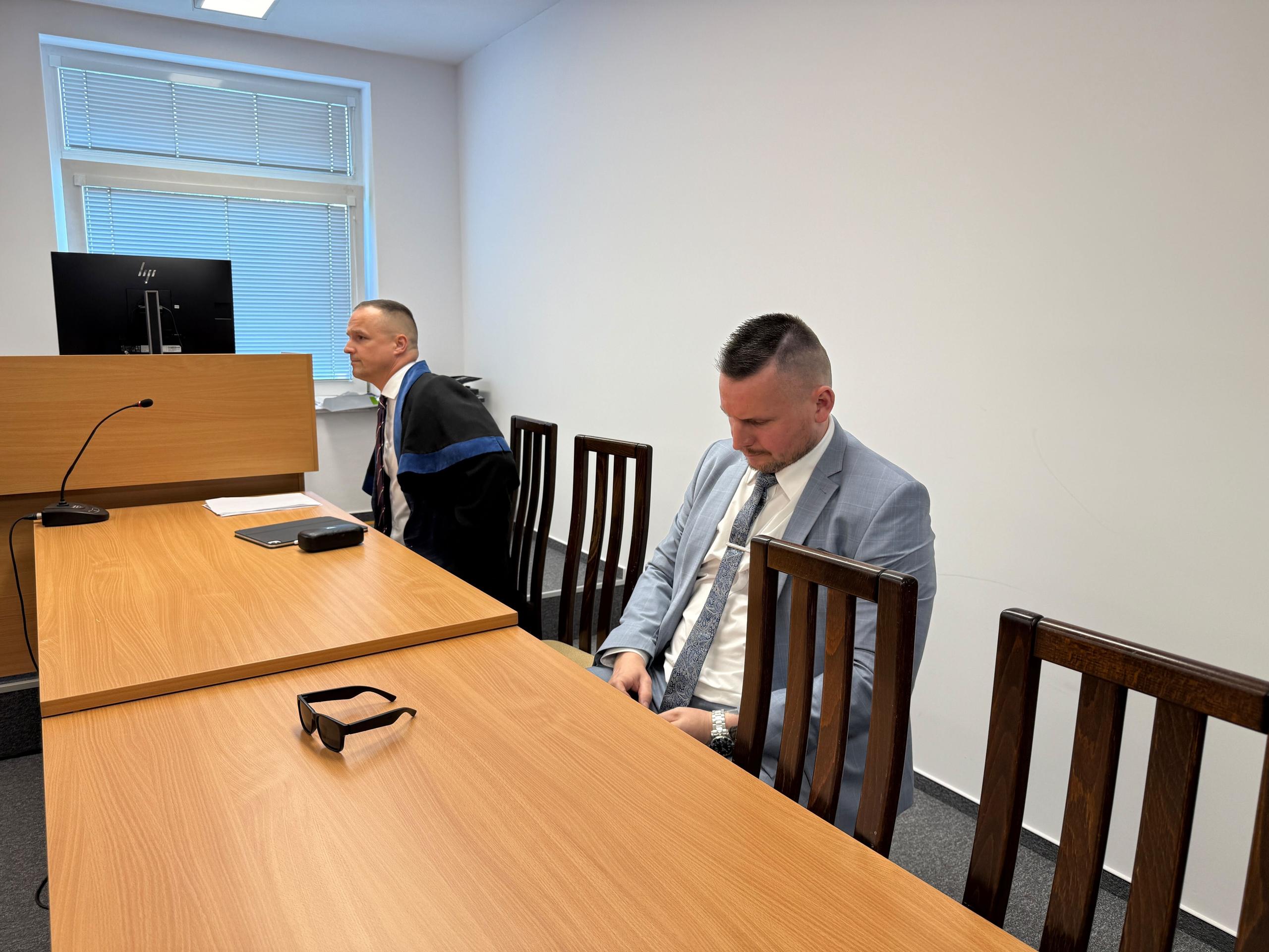 Daniel Bombic v súdnej sieni.