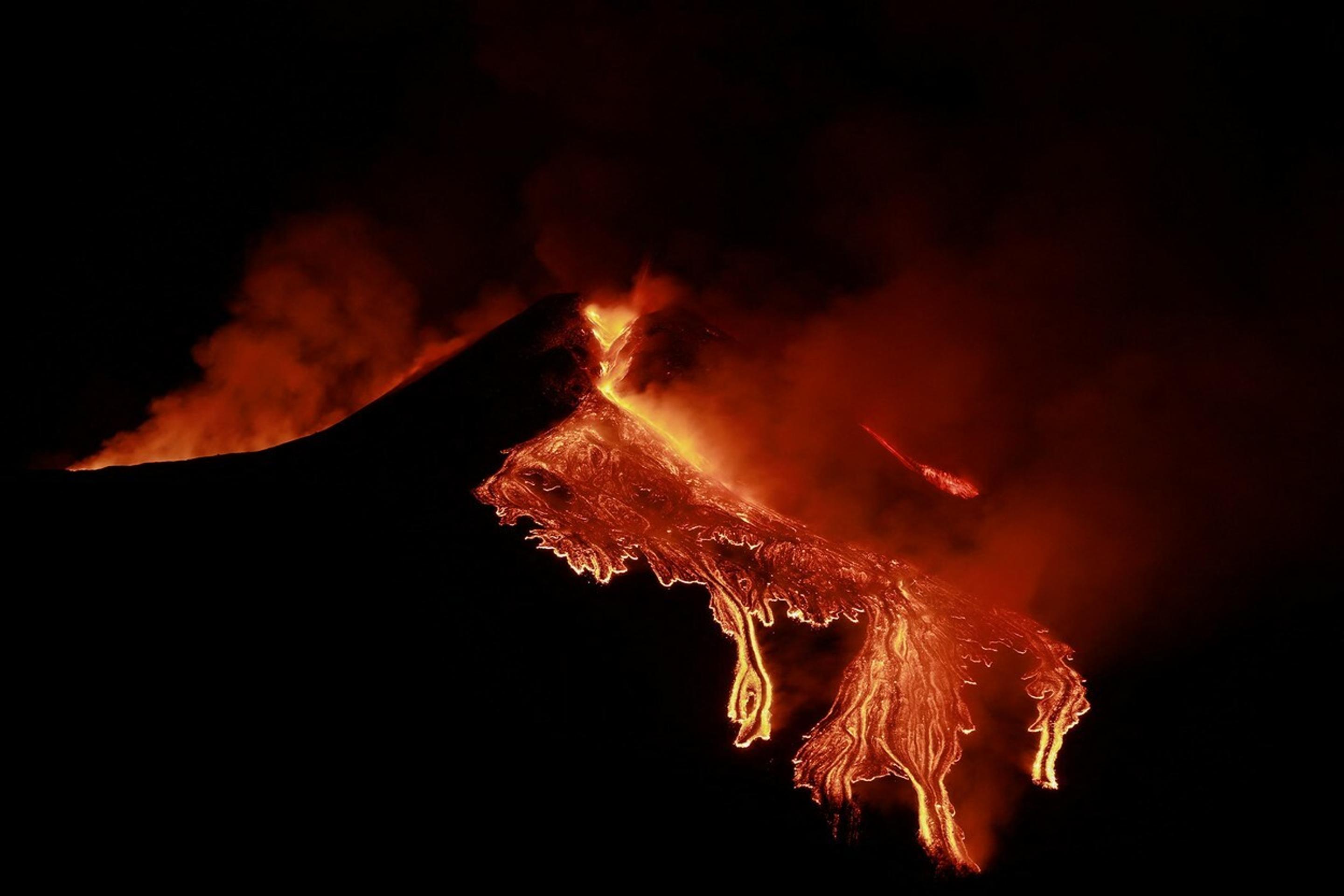 Etna chrlí lávu
