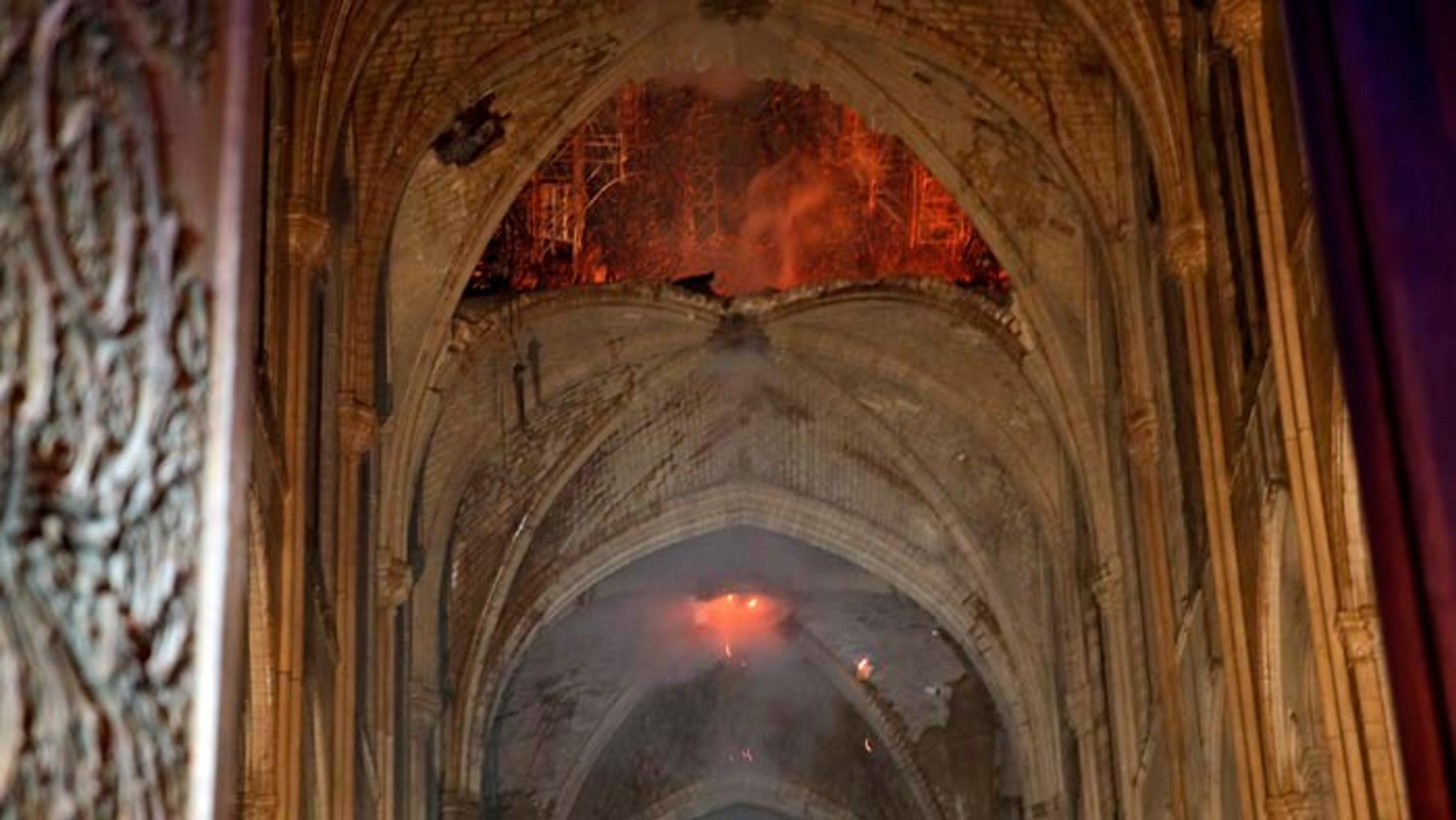 Notre-Dame po zničujúcom požiari v utorok ráno.