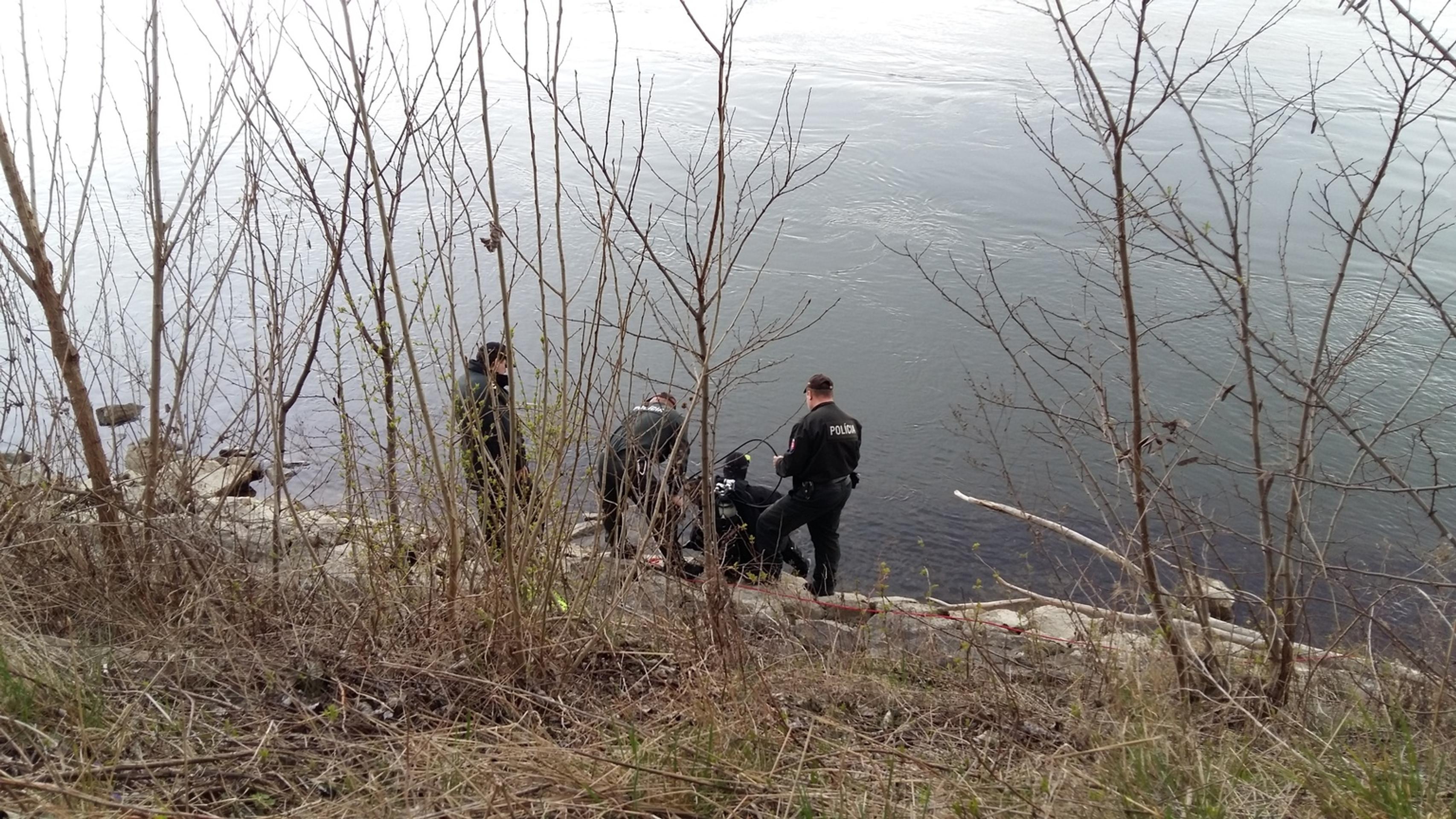 Policajní potápači idú hľadať nezvestného Filka do Dunaja.