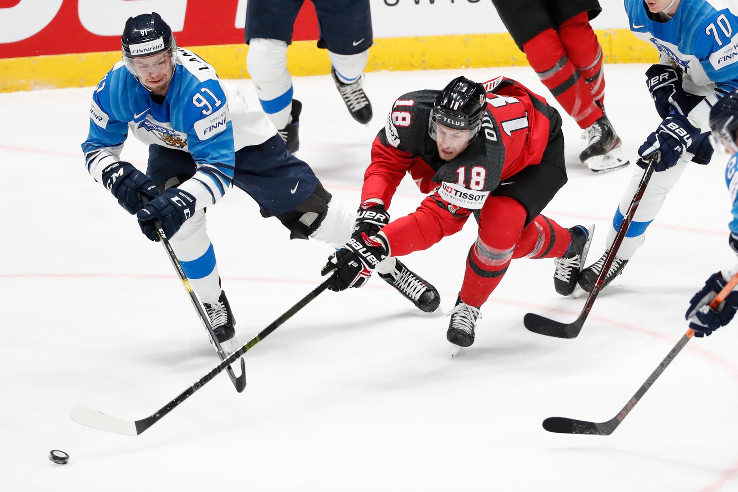 Zľava Fíni Niko Mikkola a vpravo Oliwer Kaski stíhajú vo finále MS 2019 Kanaďana Jonathana Jonathan Marchessaulta.