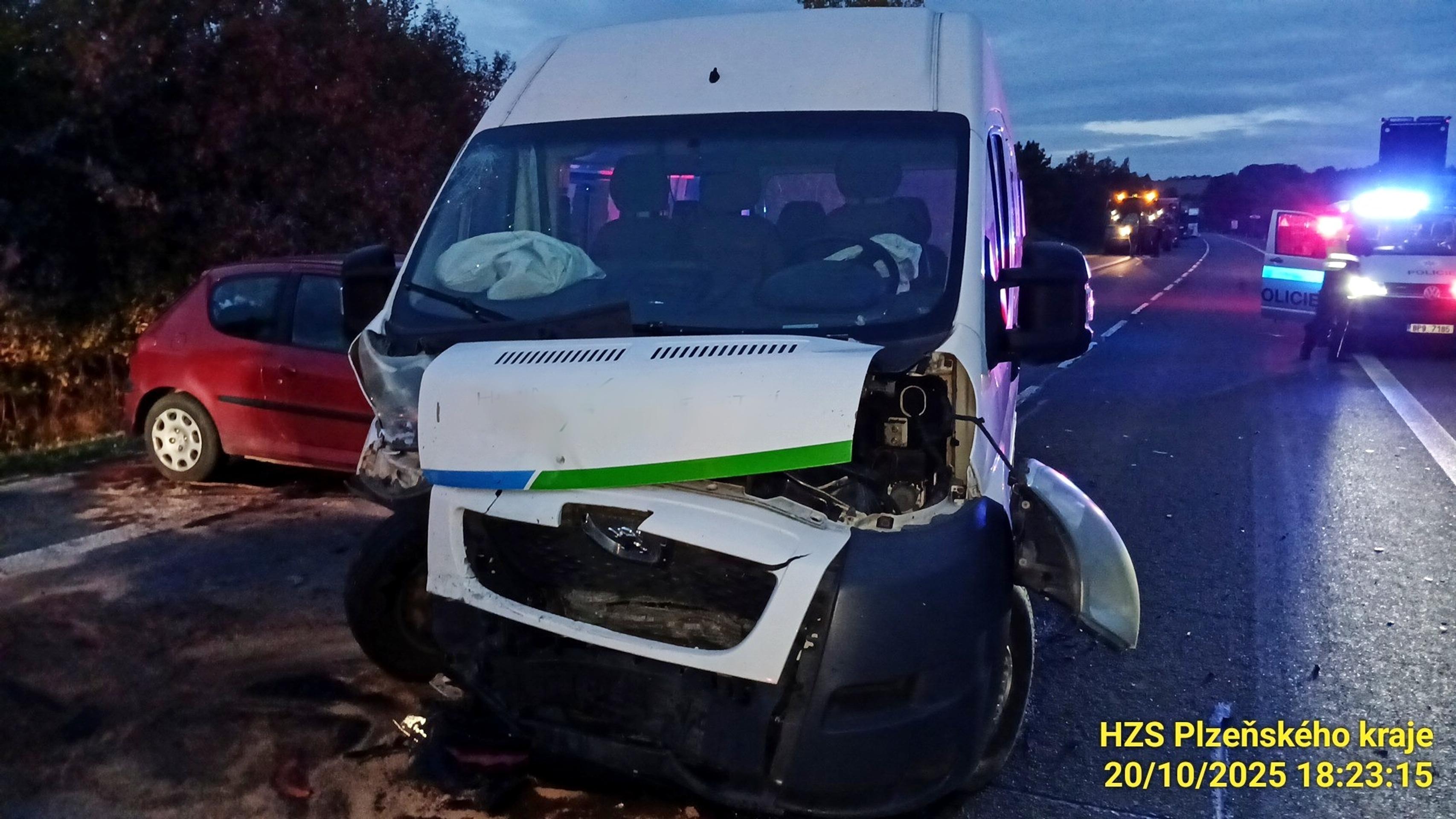 Zrážka dvoch áut v Plzenskom kraji 