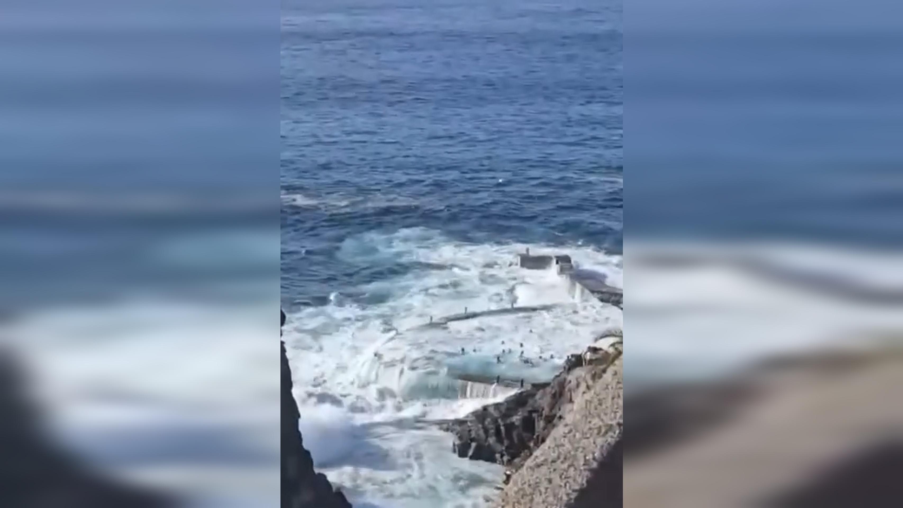 Obrovská vlna na Tenerife zmietla ľudí do mora