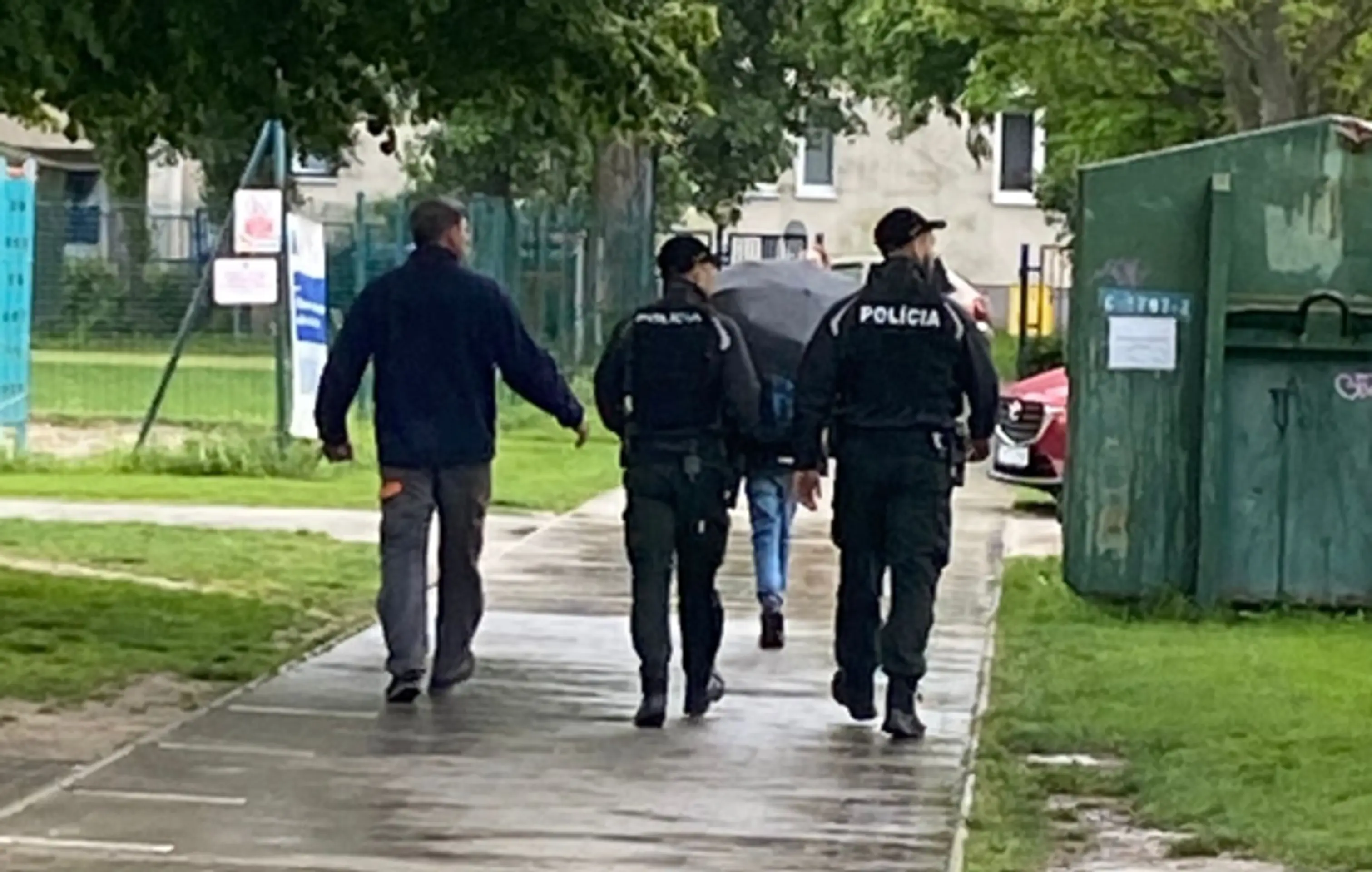 Polícia preveruje oznámenia o údajnom uložení výbušnín na školách v Bratislave.