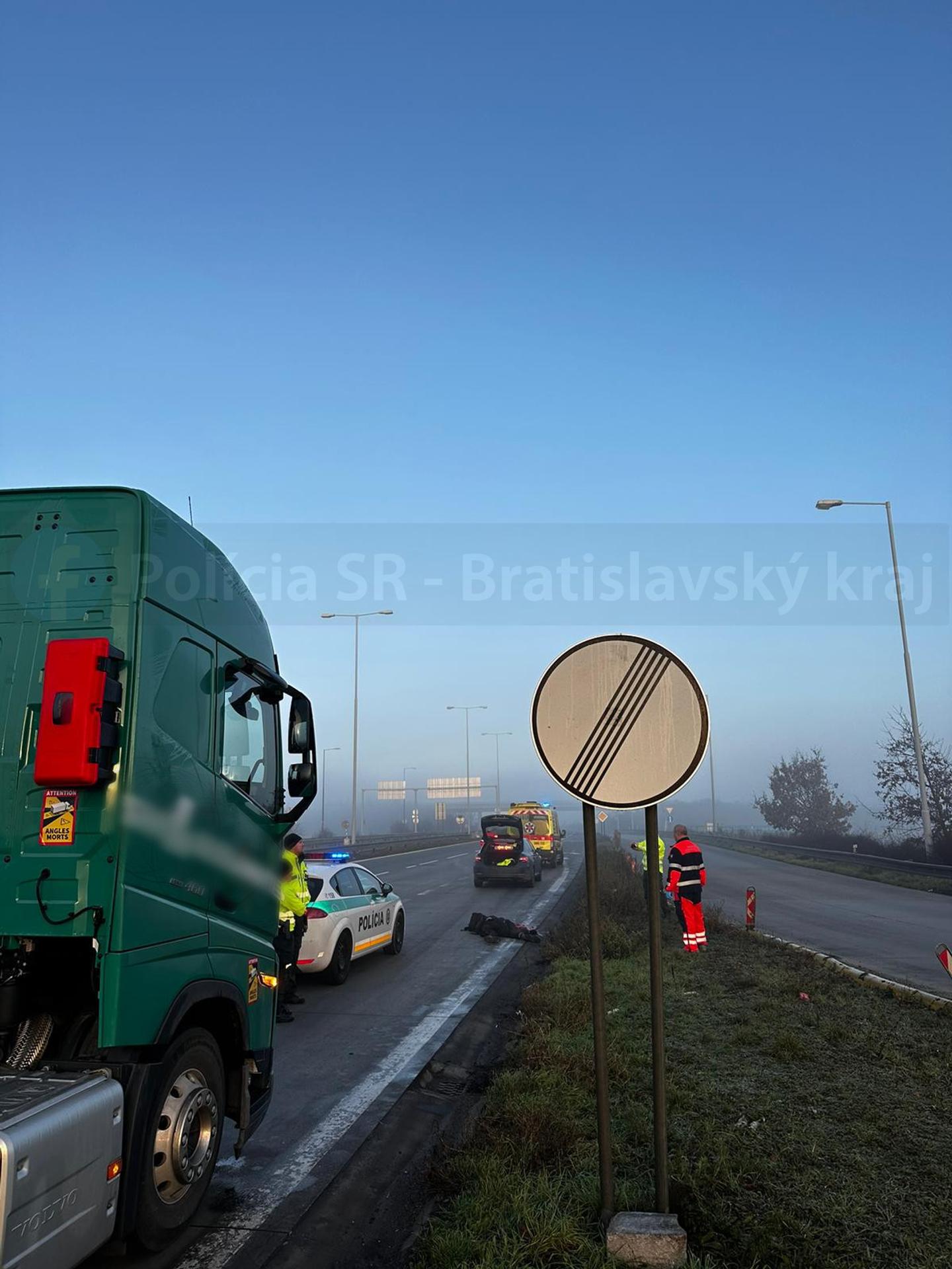 Bezvláne telo ležalo na ceste v pripájacom jazdnom pruhu diaľnice D2 v smere na Slovensko 
