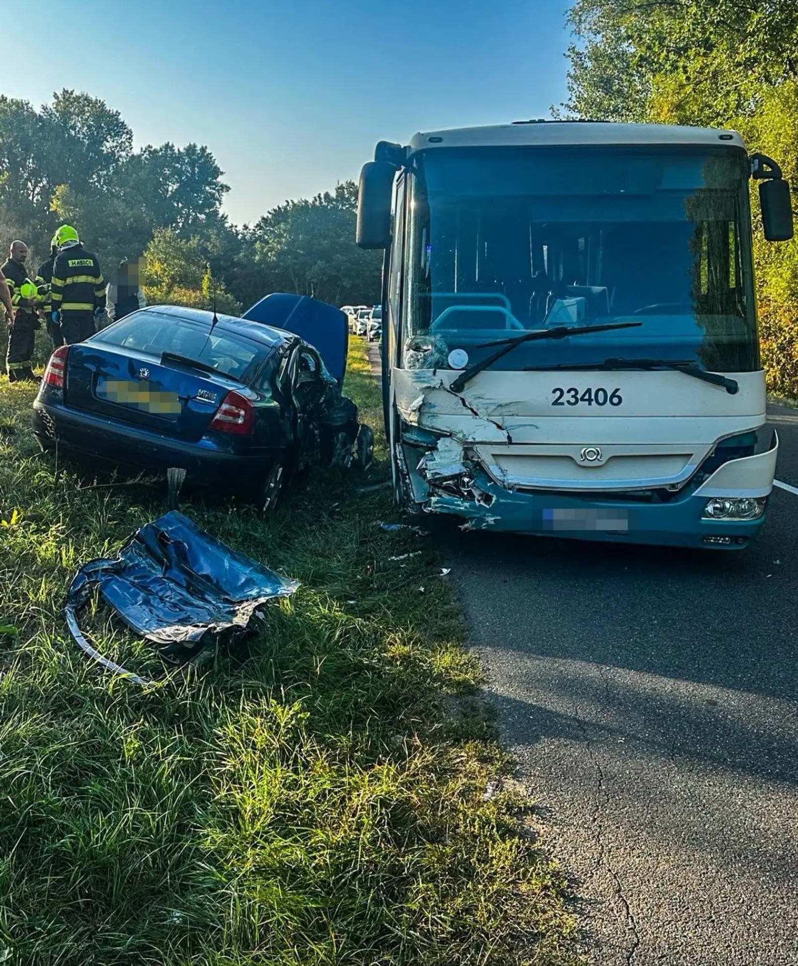 Zrážka auta a autobusu pri Michalovciach.