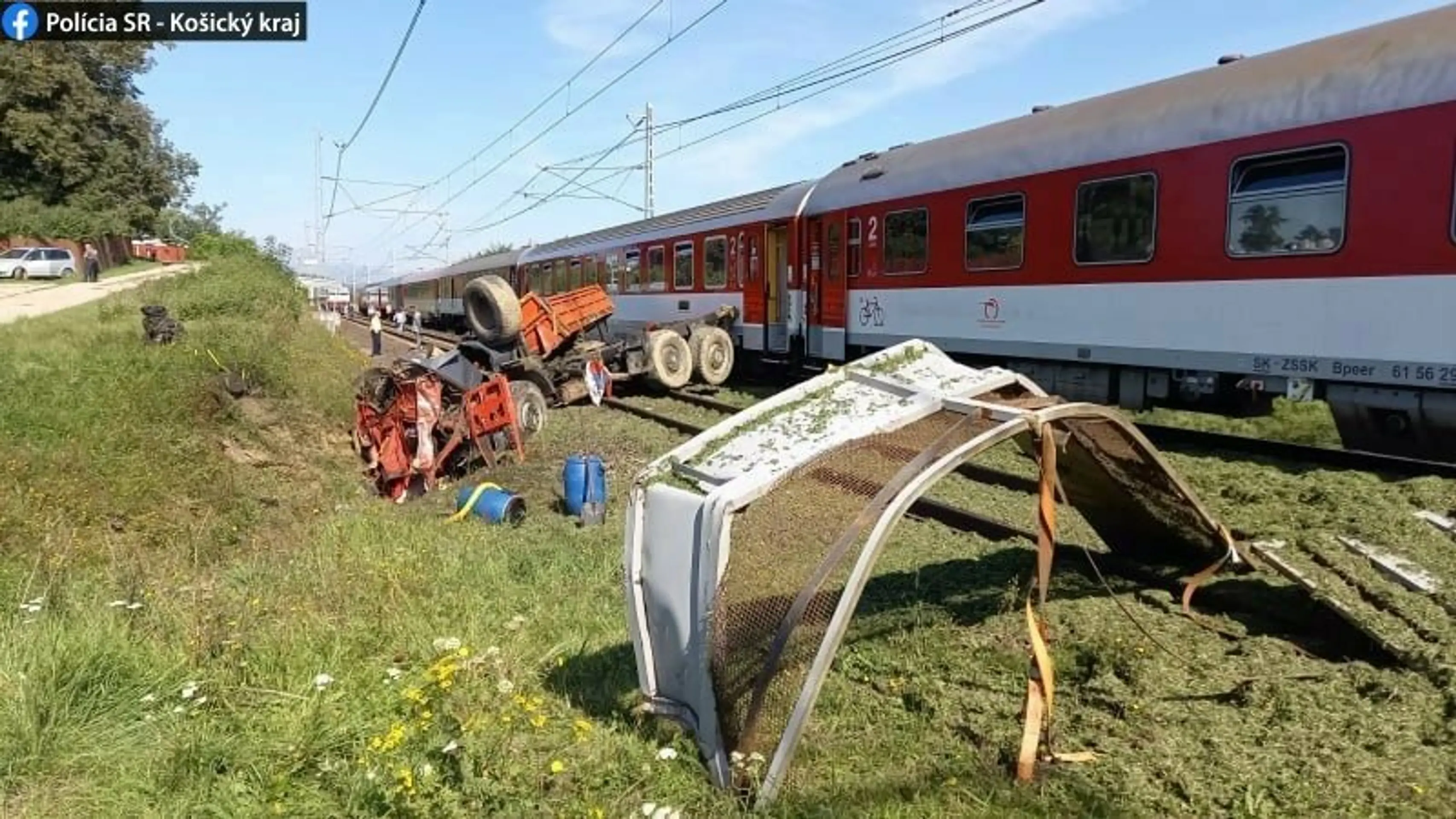 Nehoda nákladného auta, ktorý sa zrazil s rýchlikom z Košíc do Bratislavy pri obci Letanovce.