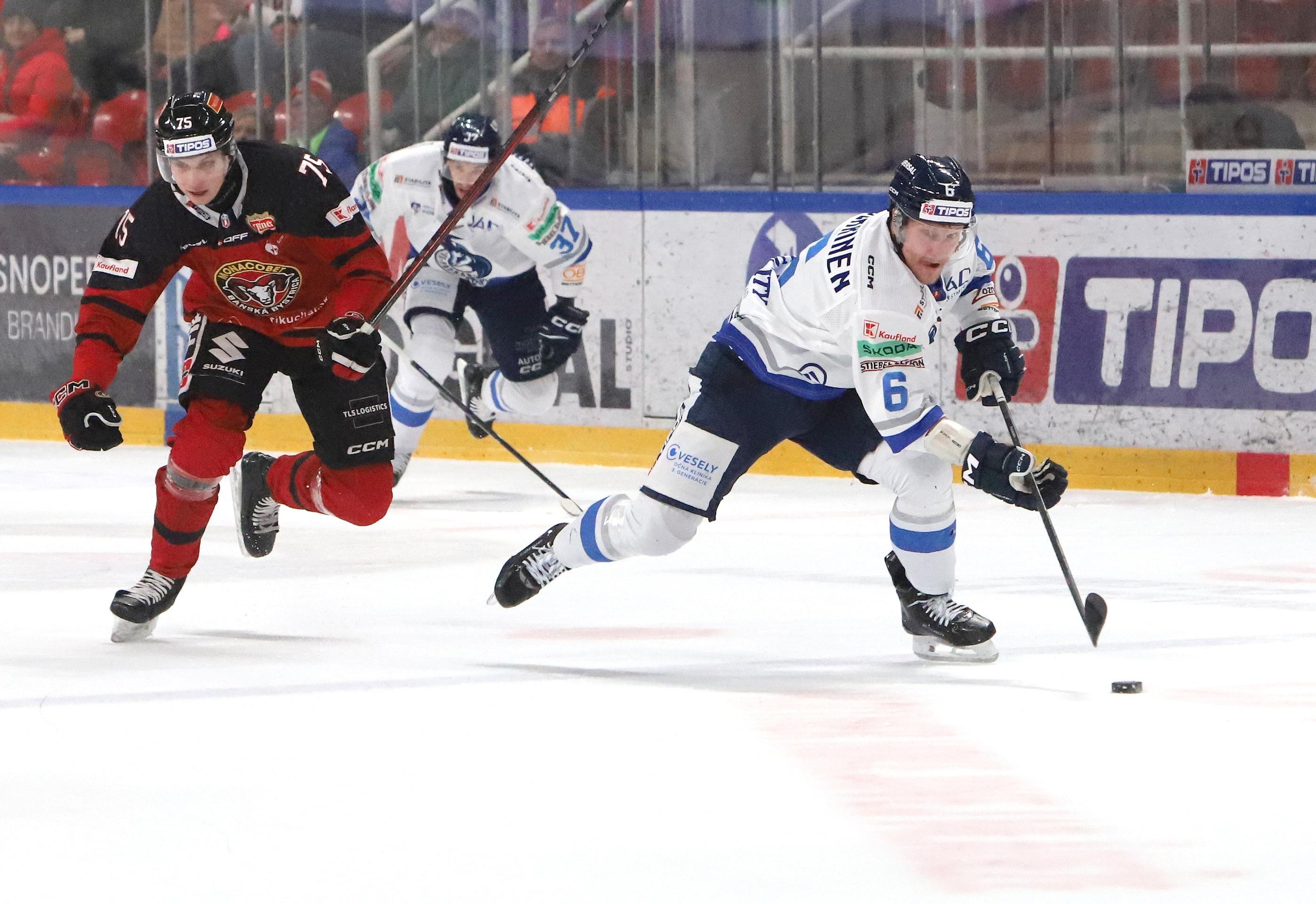 Na snímke zľava Christian Michalčin (Banská Bystrica) a Teeme Pulkkinen (Poprad) .