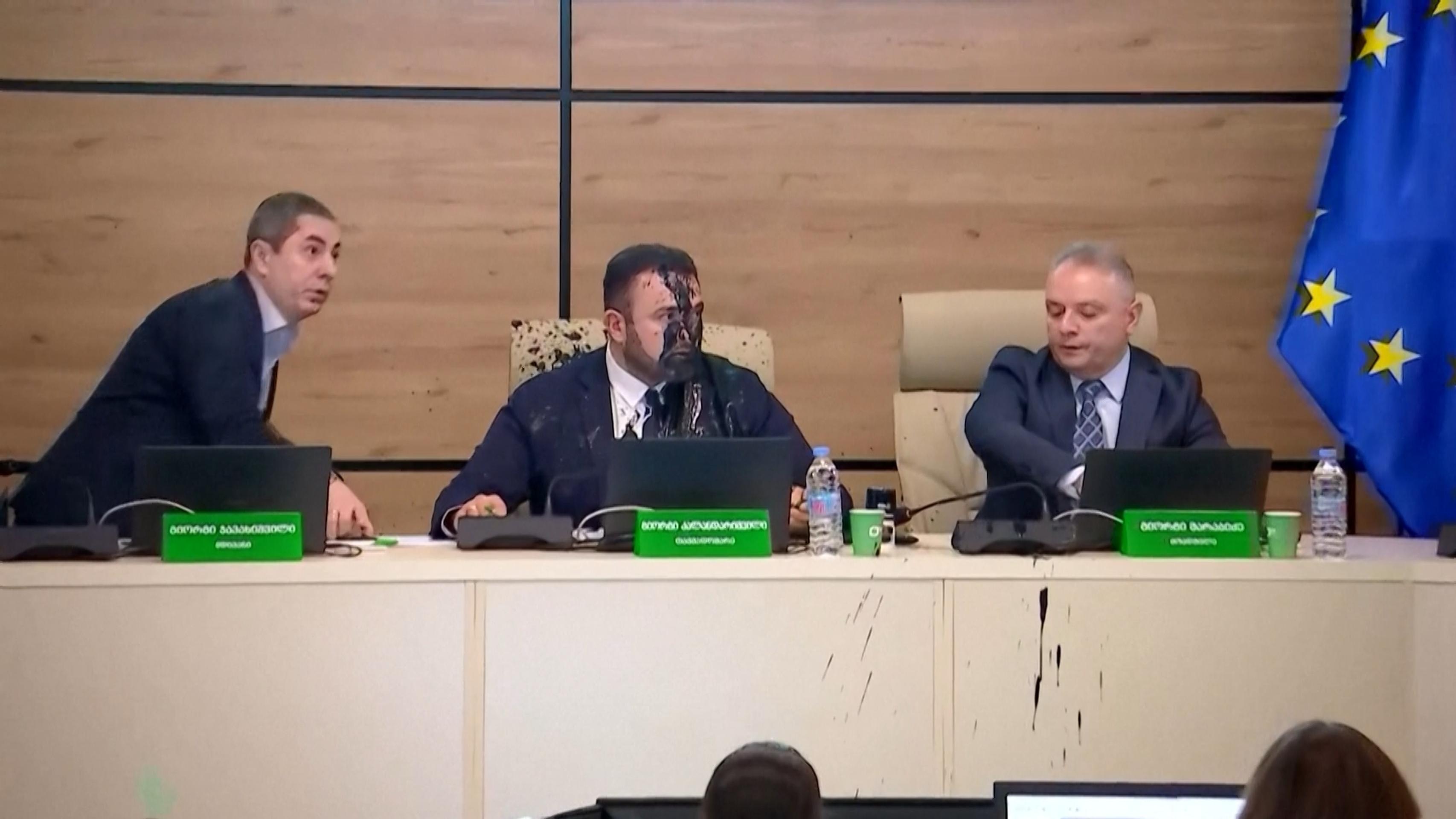 Šéfa gruzínskej volebnej komisie oblial člen opozície farbou