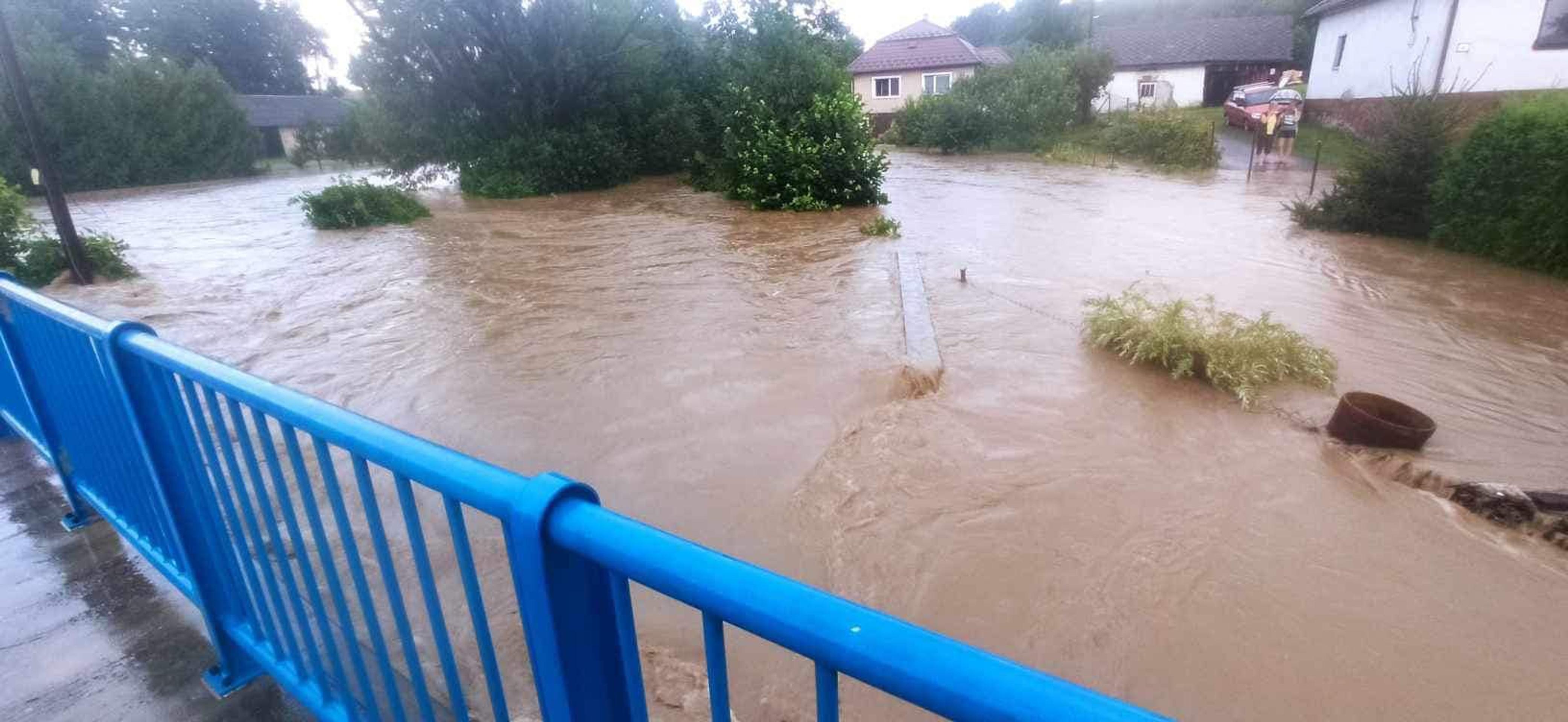 Voda z potoka zaplavila hlavnú cestu i pivnice.