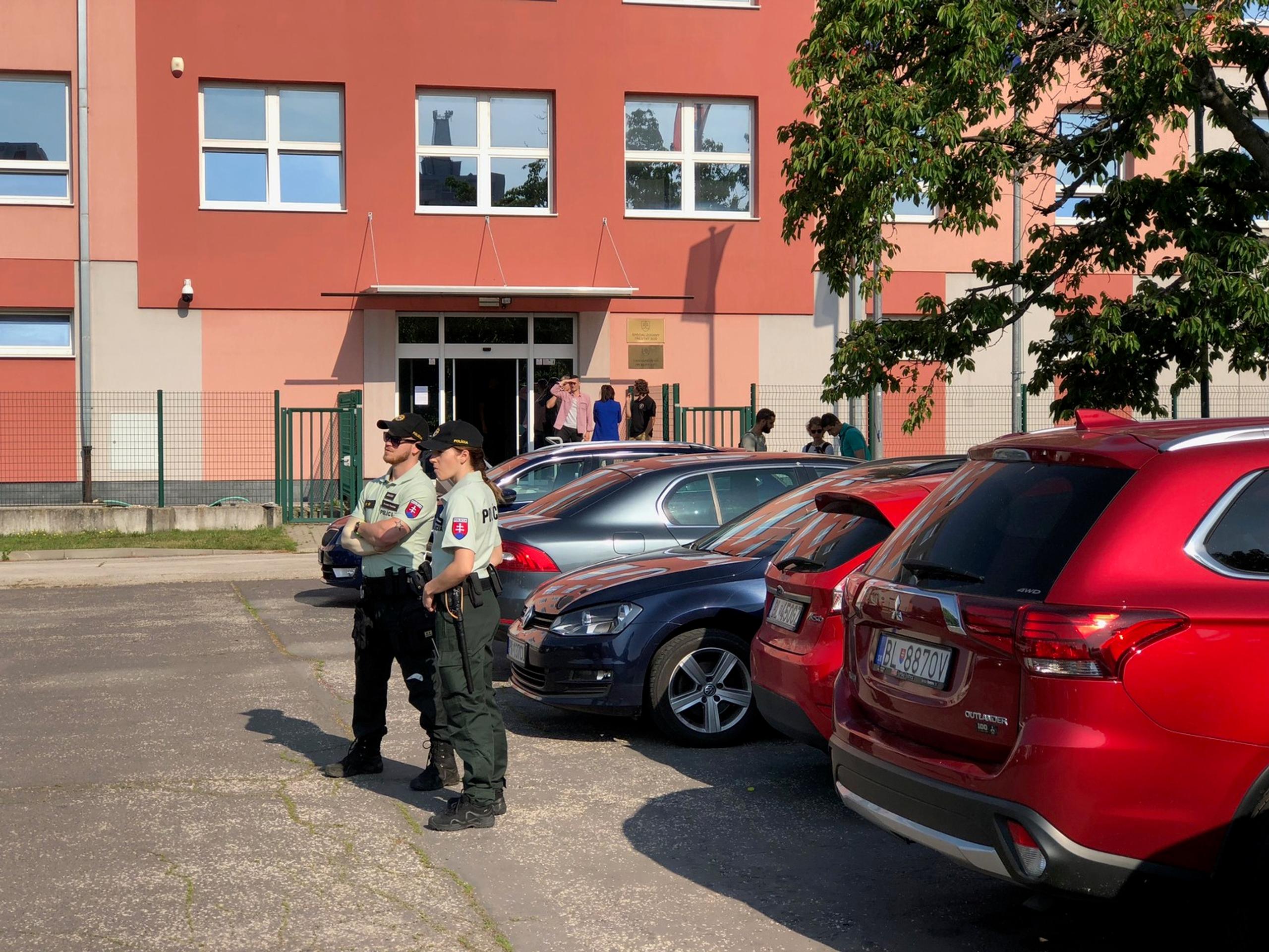 Areál súdu strážia policajti.