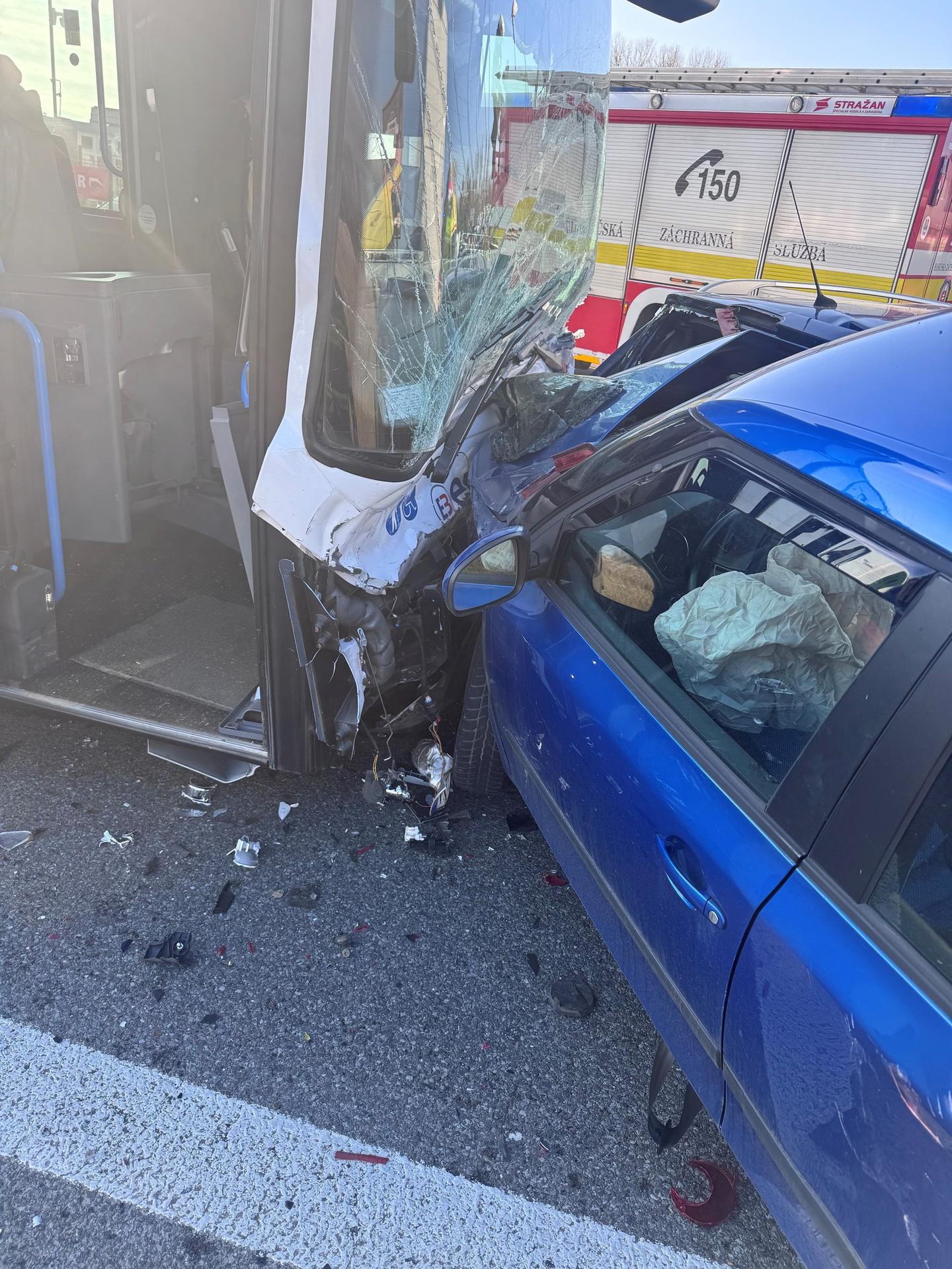 Nehoda viacerých áut s autobusom.