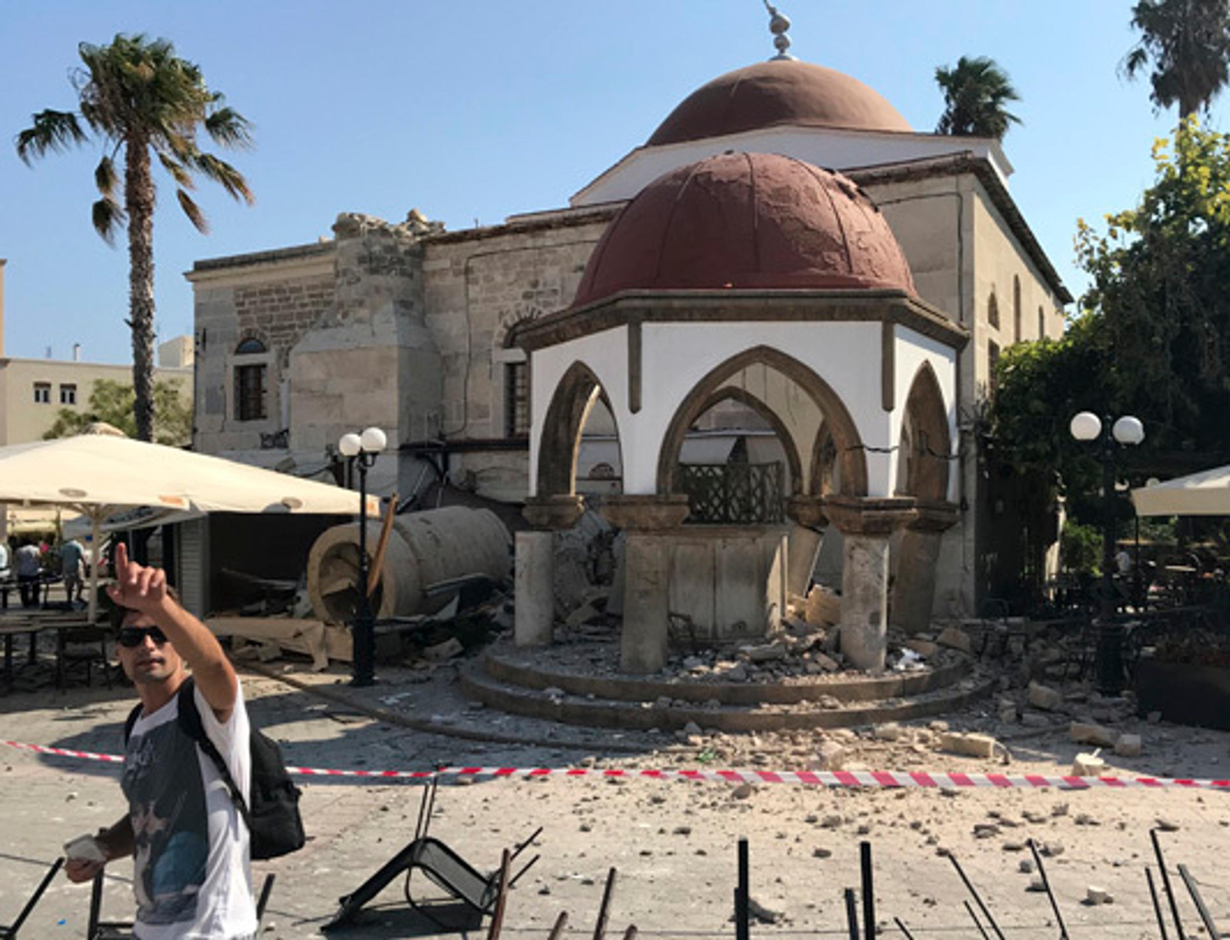 Poškodená mešita po zemetrasení na gréckom ostrove Kos. 