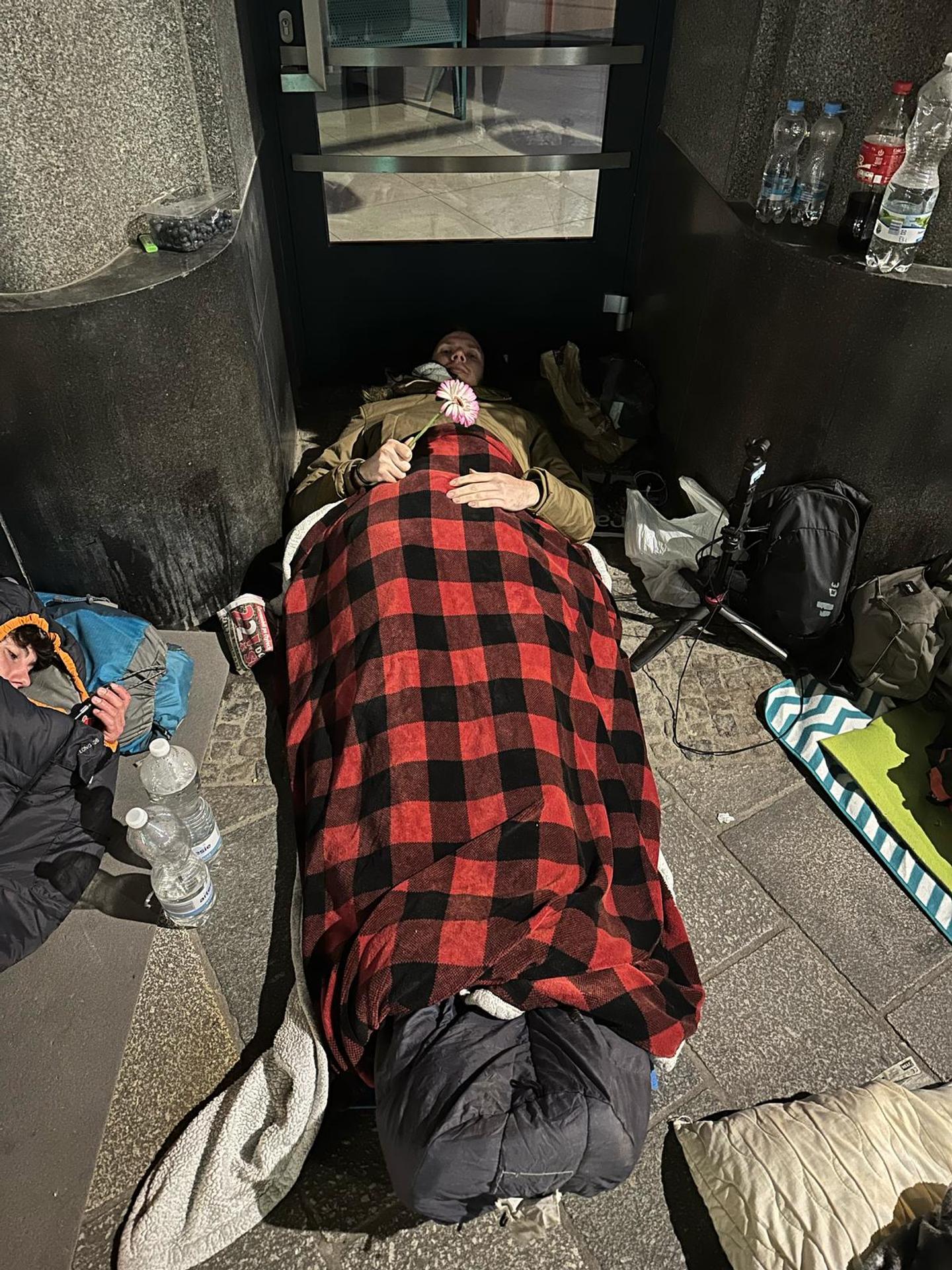 Filip dve noci spal pred reštauráciou, aby mal sendviče zdarma