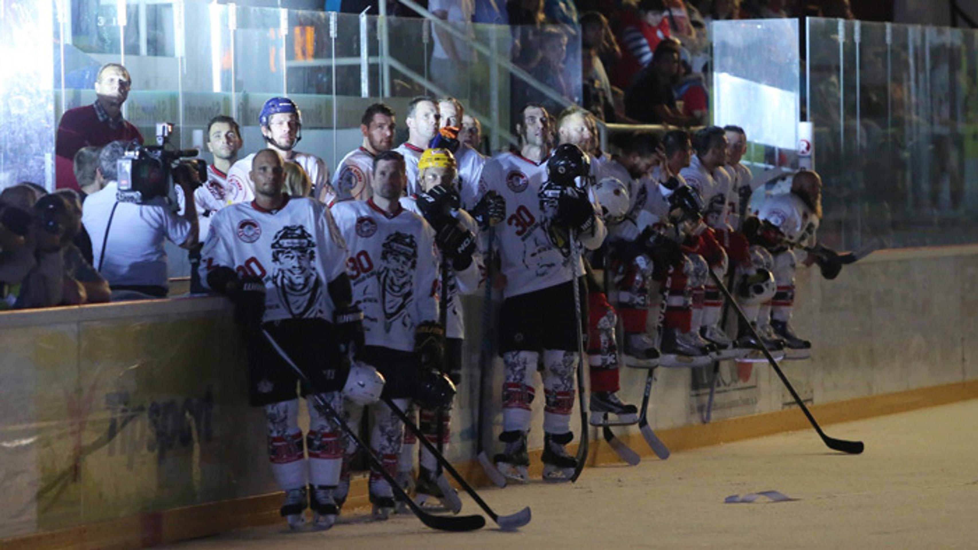 Výber hviezd sleduje videospomienku na Miroslava Hlinku počas exhibičného zápasu.