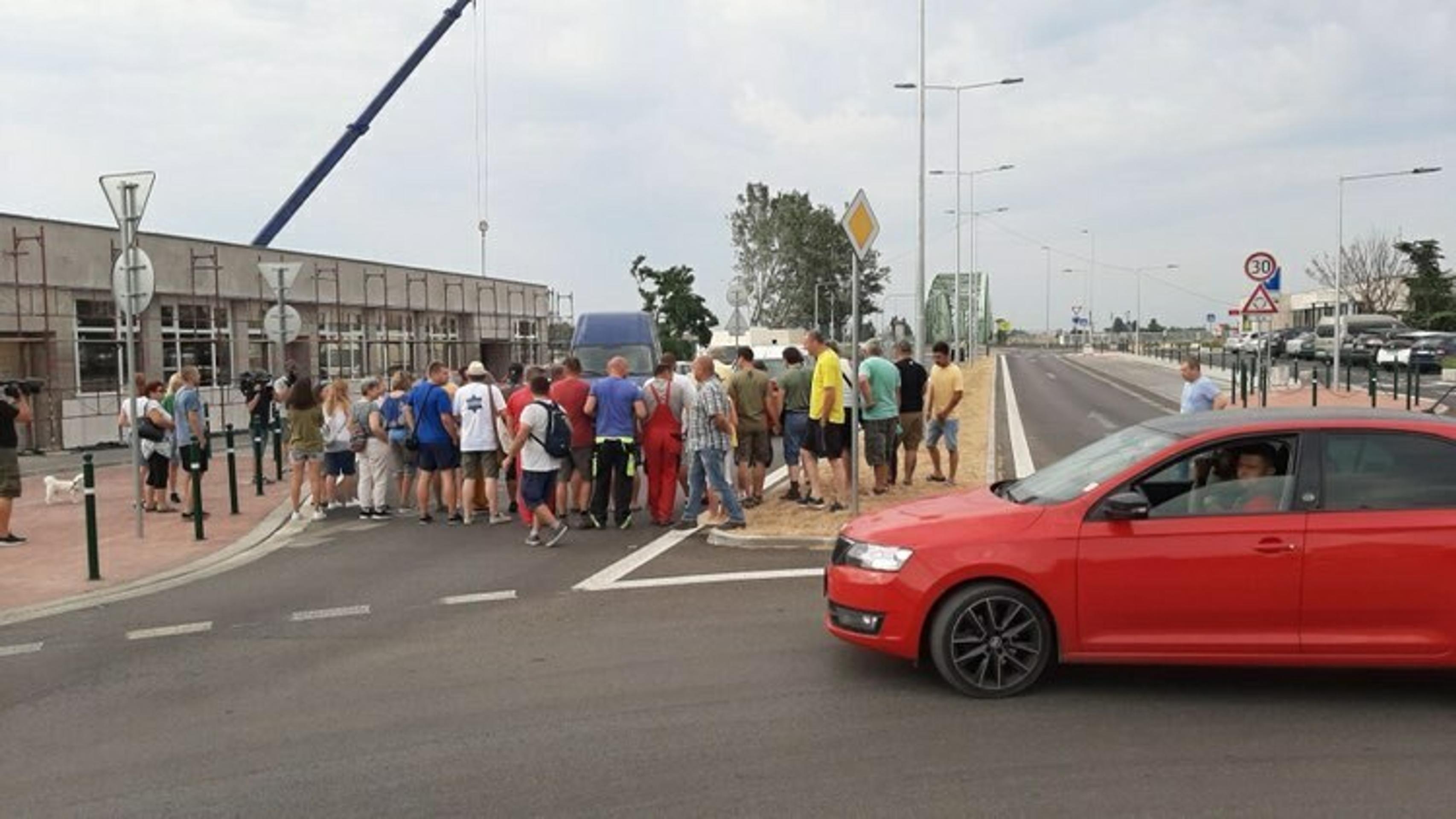 Protestujúci na hranici v Komárne.