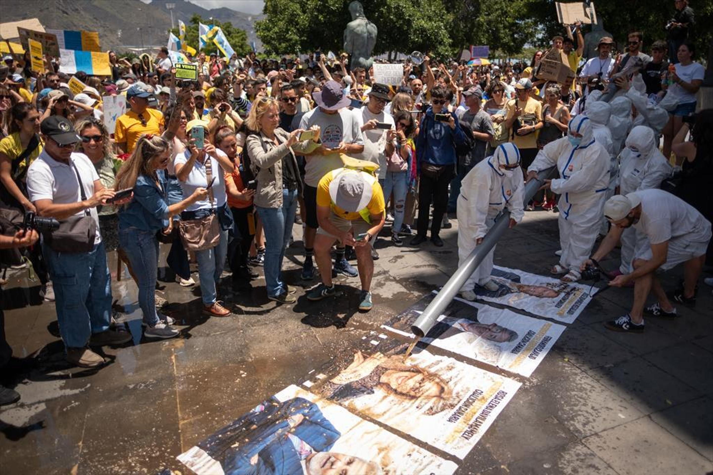 Tisíce ľudí protestujú proti modelu cestovného ruchu a masovej turistike na Kanárskych ostrovoch v Tenefire.