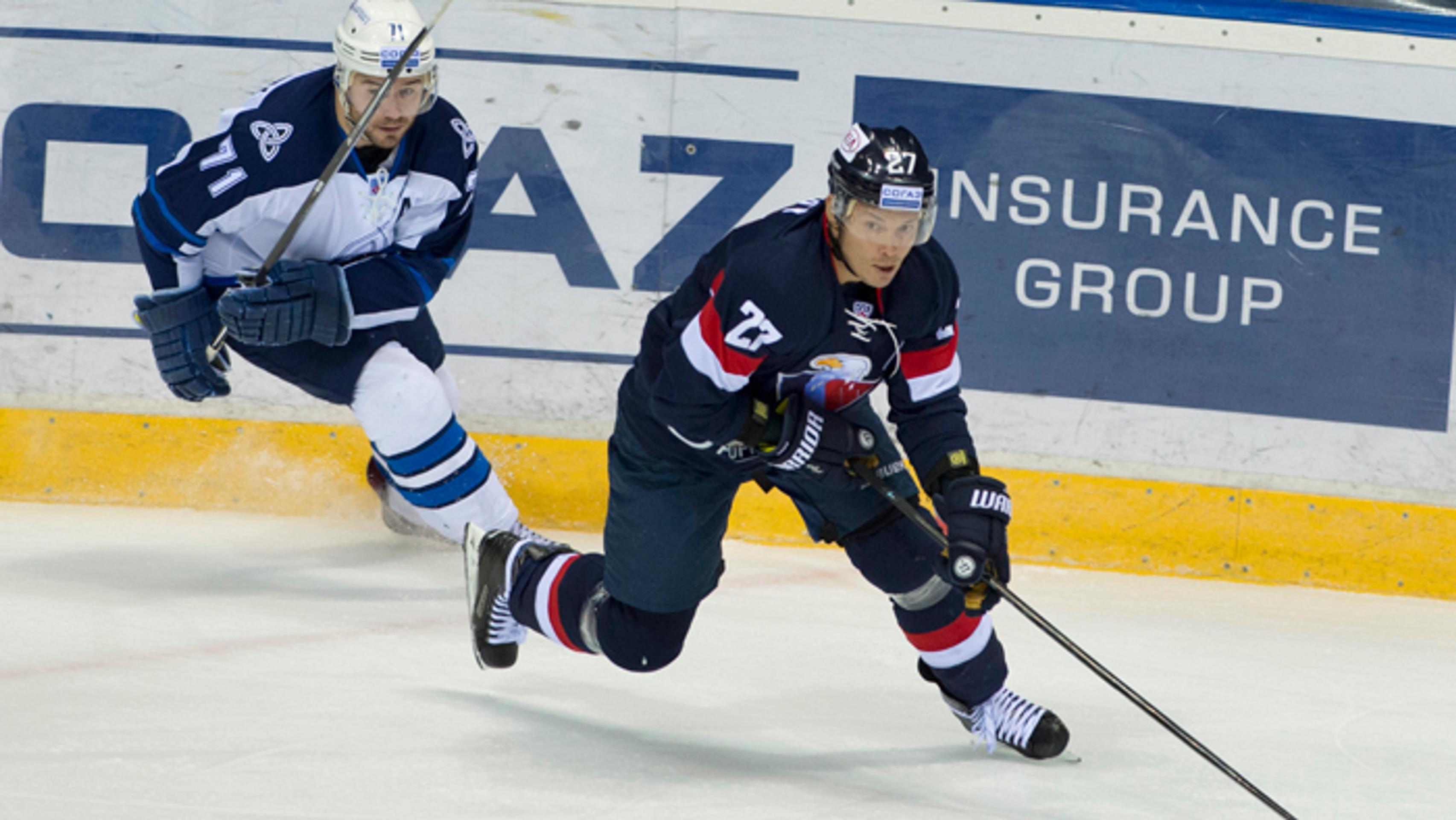 Ladislav Nagy (Slovan) a vľavo Igor Polygalov (Nižnekamsk) vo vzájomnom zápase.