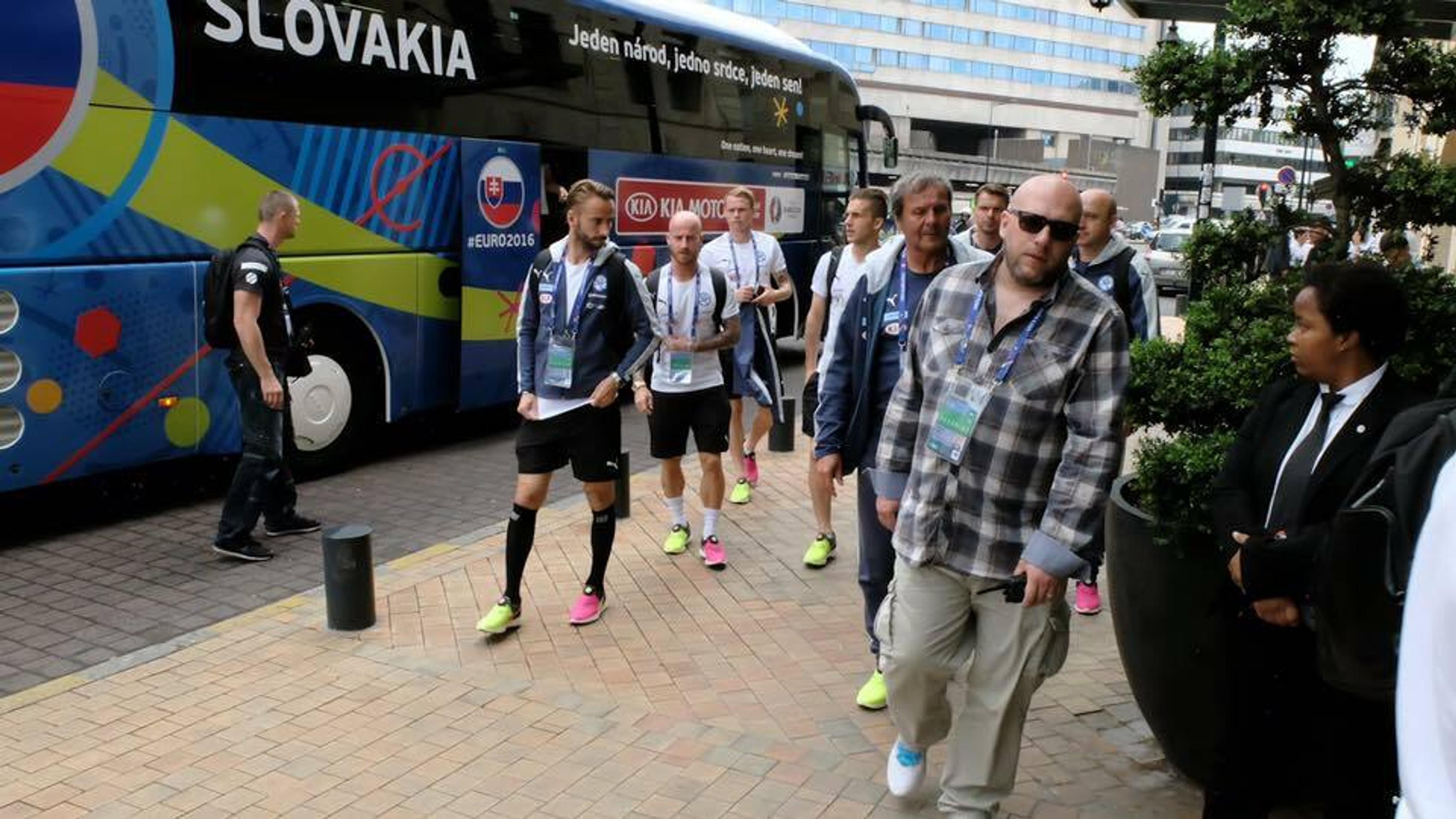Slovenská futbalová reprezentácia vystupuje z autobusu po prílete do Bordeaux.