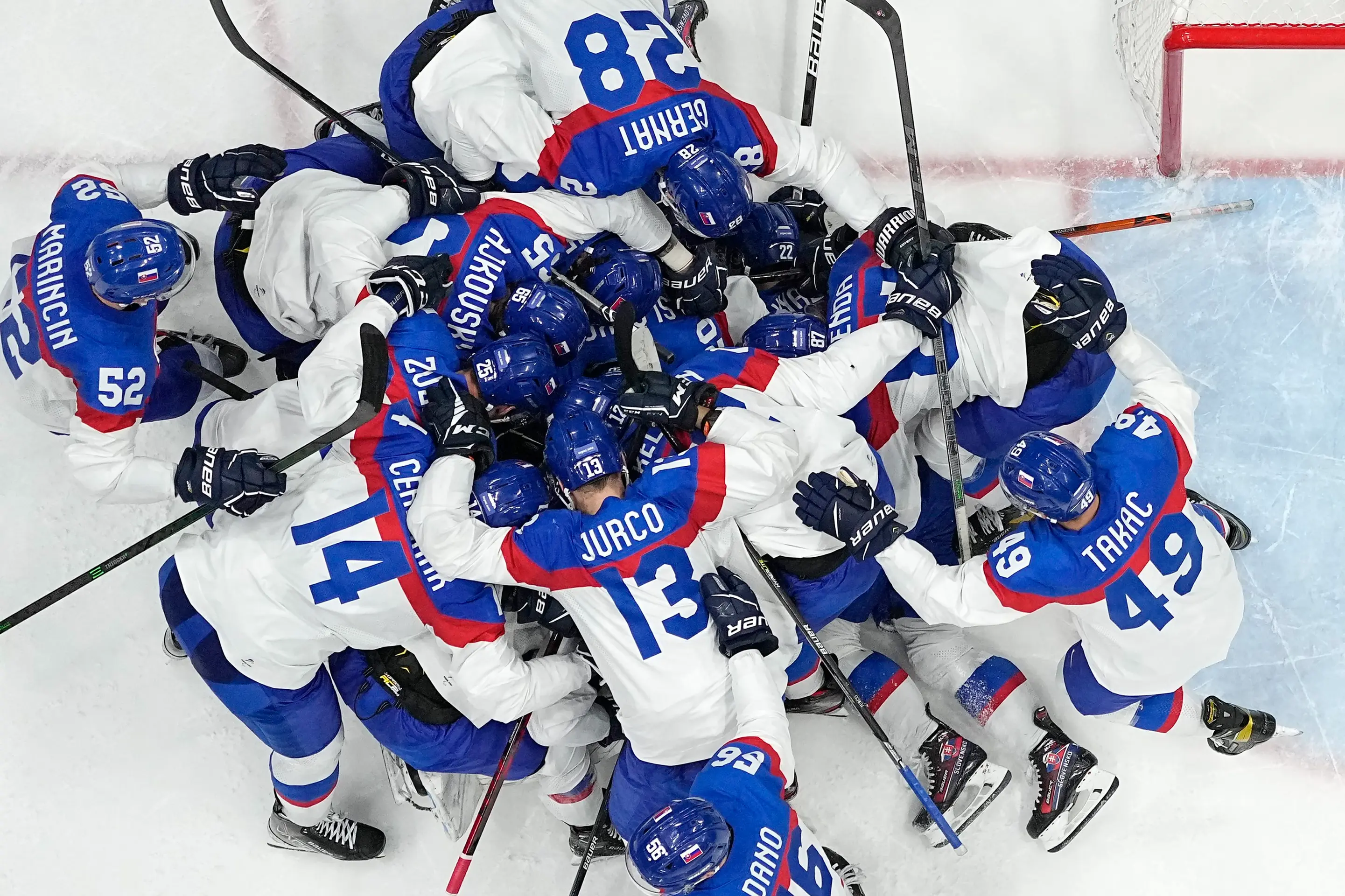 Slováci oslavujú postup do semifinále ZOH 2022.