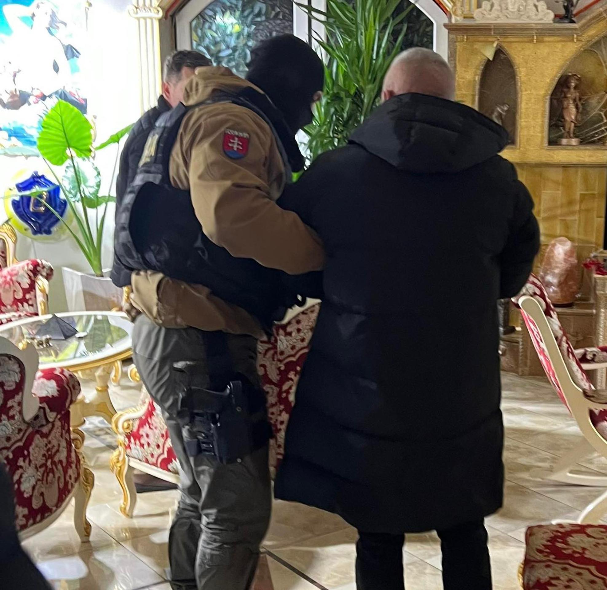 Polícia zadržala aj jedného muža a ženu.