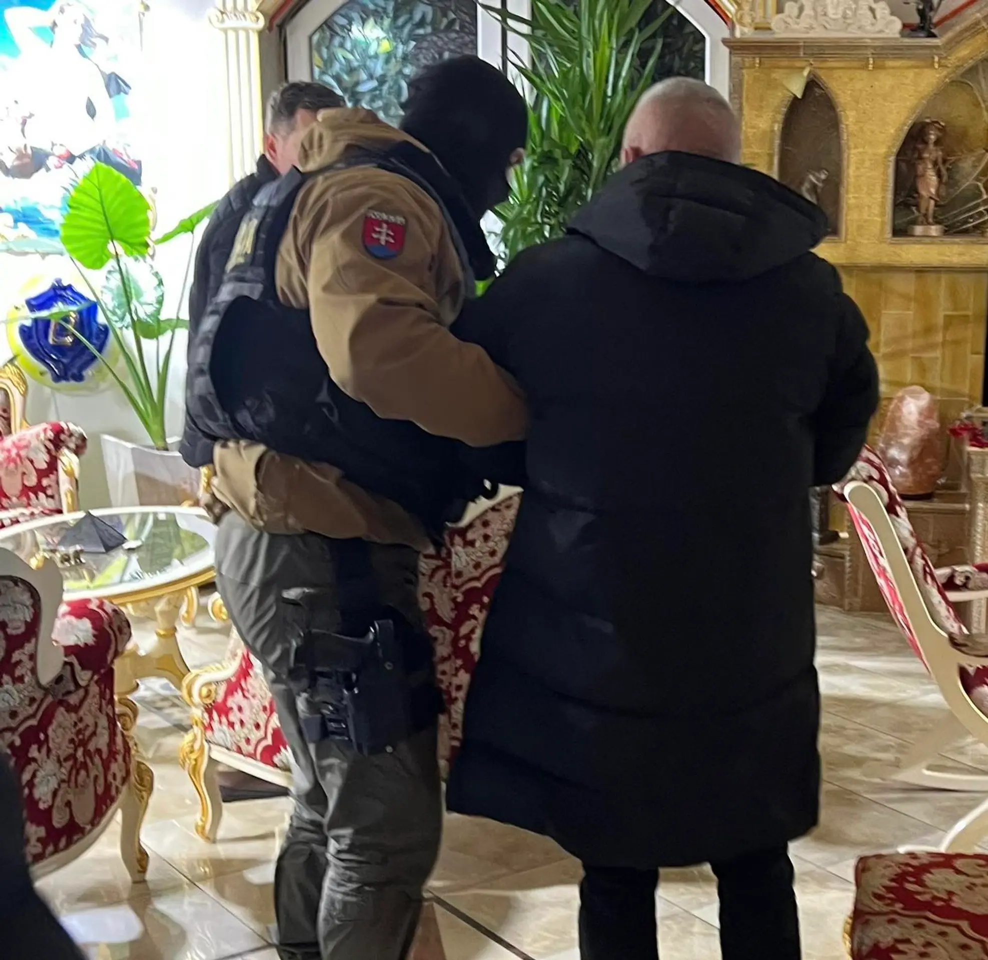 Polícia zadržala aj jedného muža a ženu.