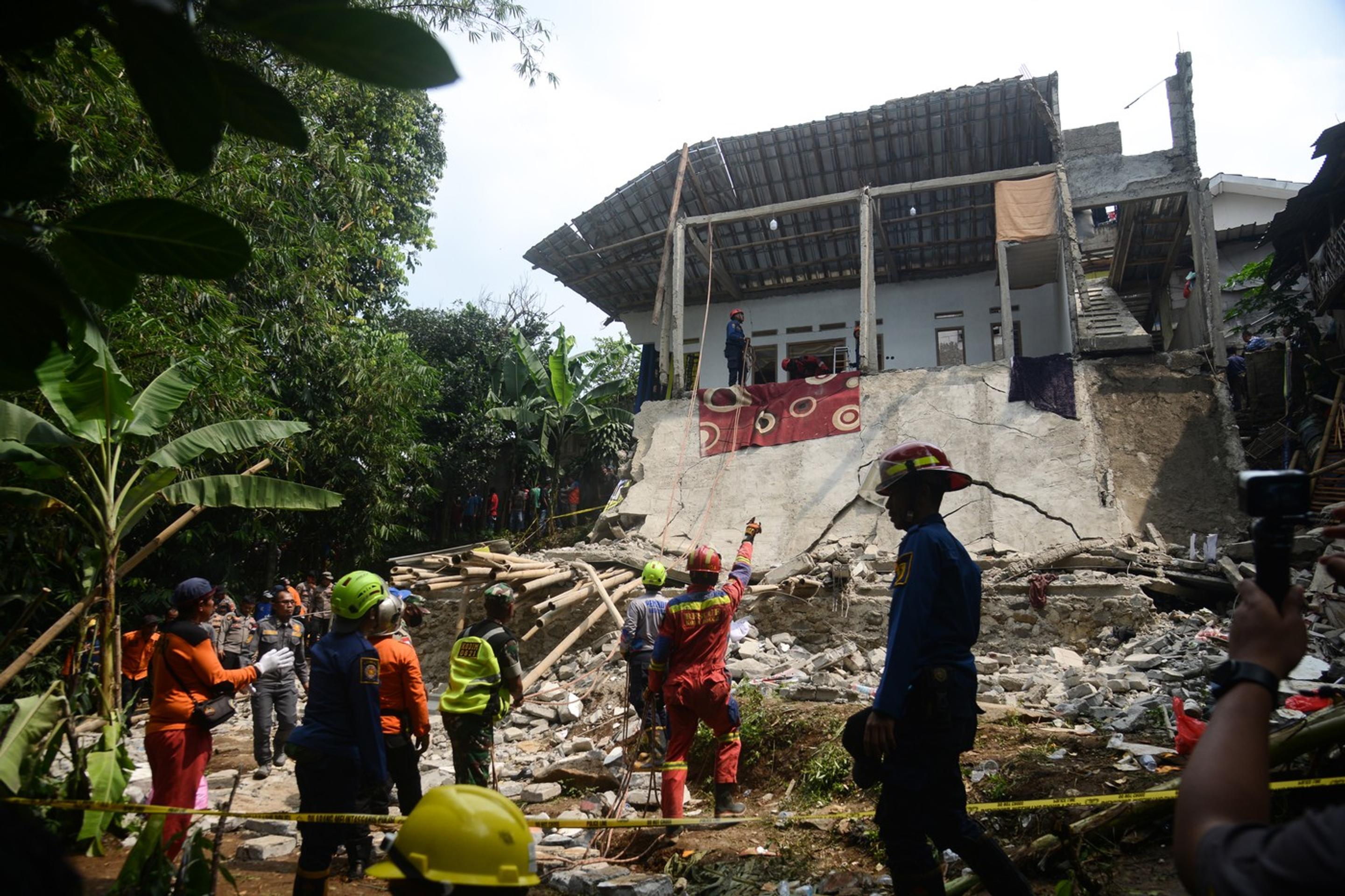 V Indonézii sa zrútila spoločenská sála