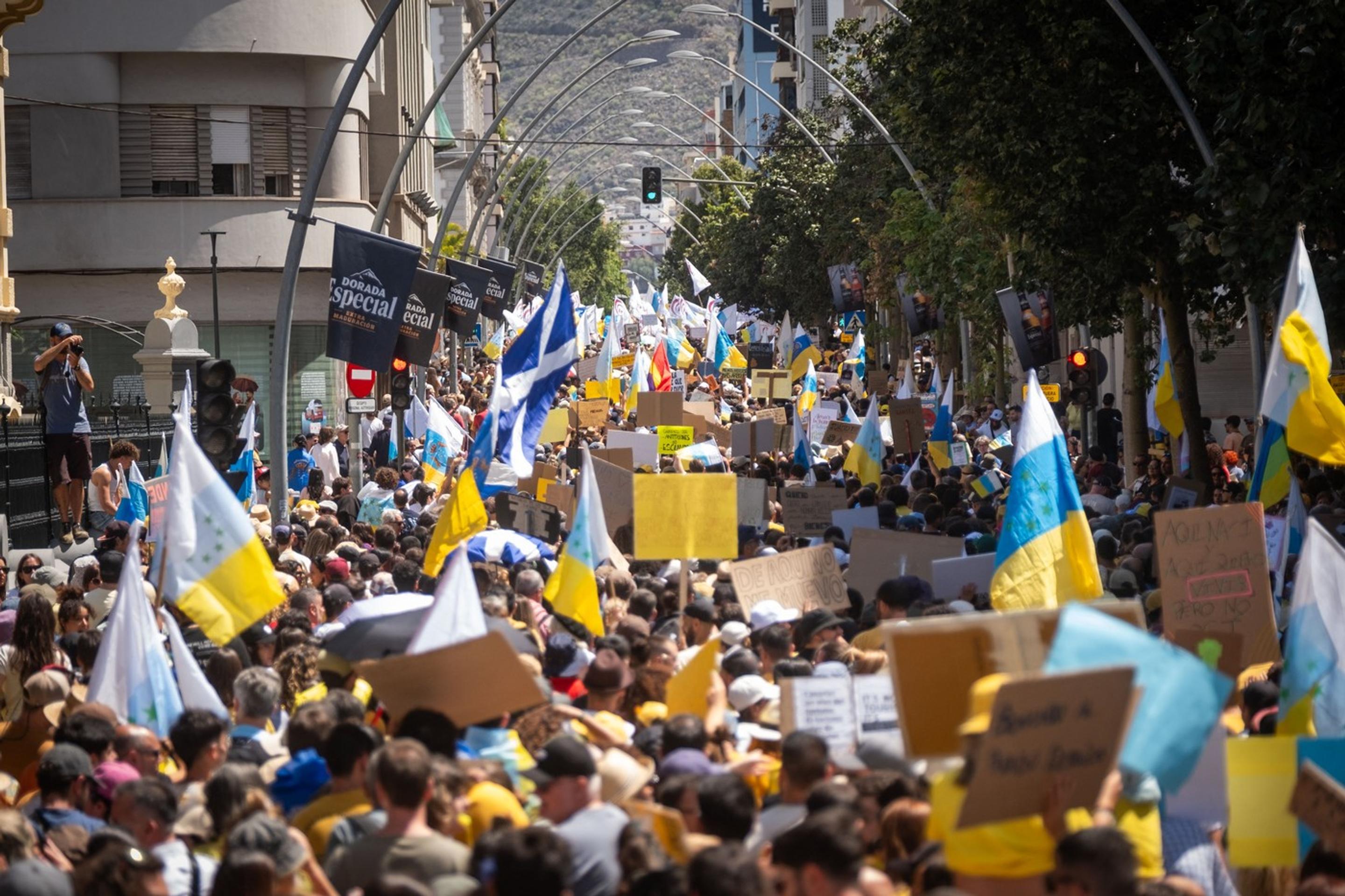 Tisíce ľudí protestujú proti modelu cestovného ruchu a masovej turistike na Kanárskych ostrovoch v Tenefire.