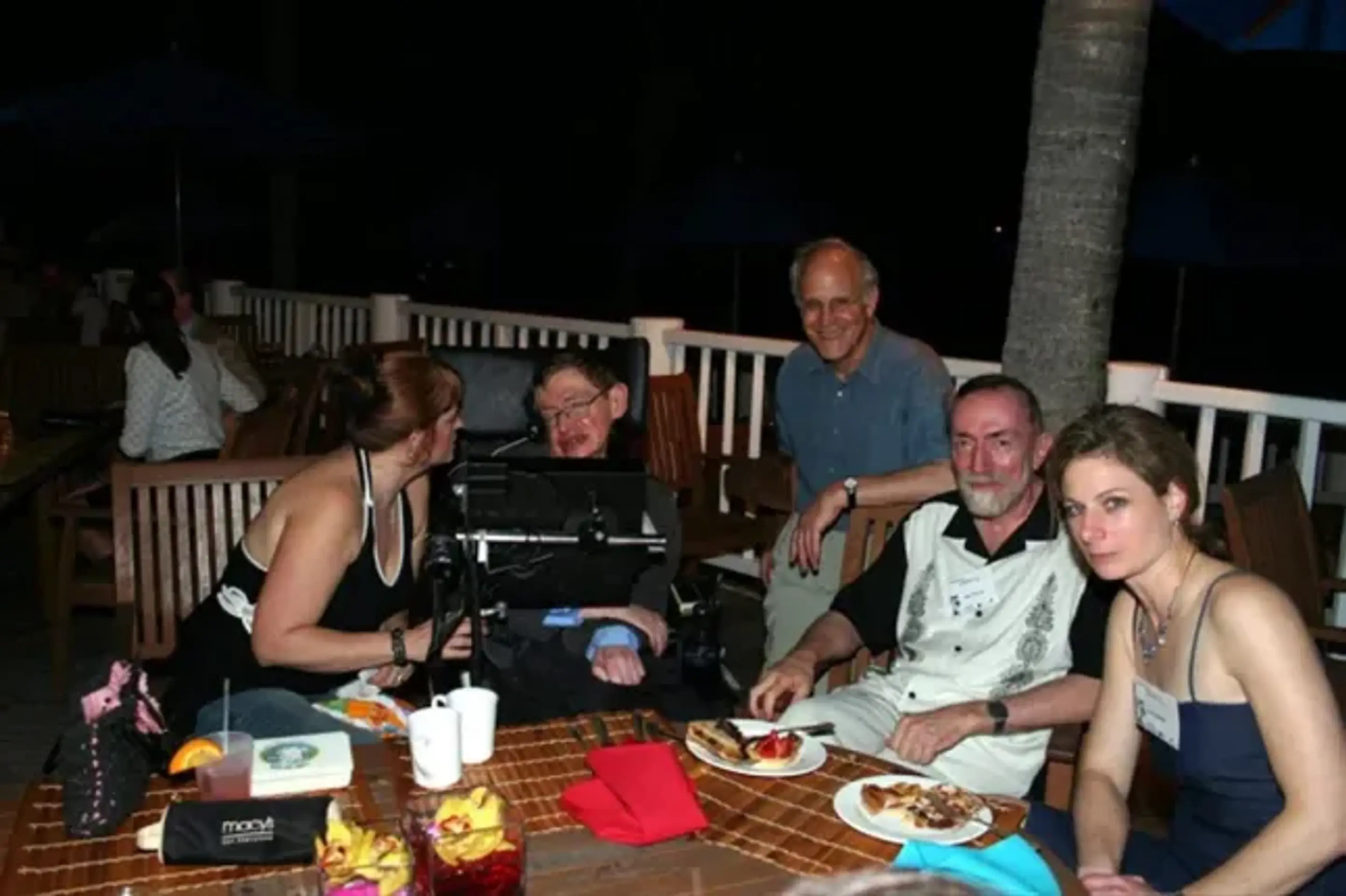 Hawking počas návštevy Epsteinovho ostrova.
