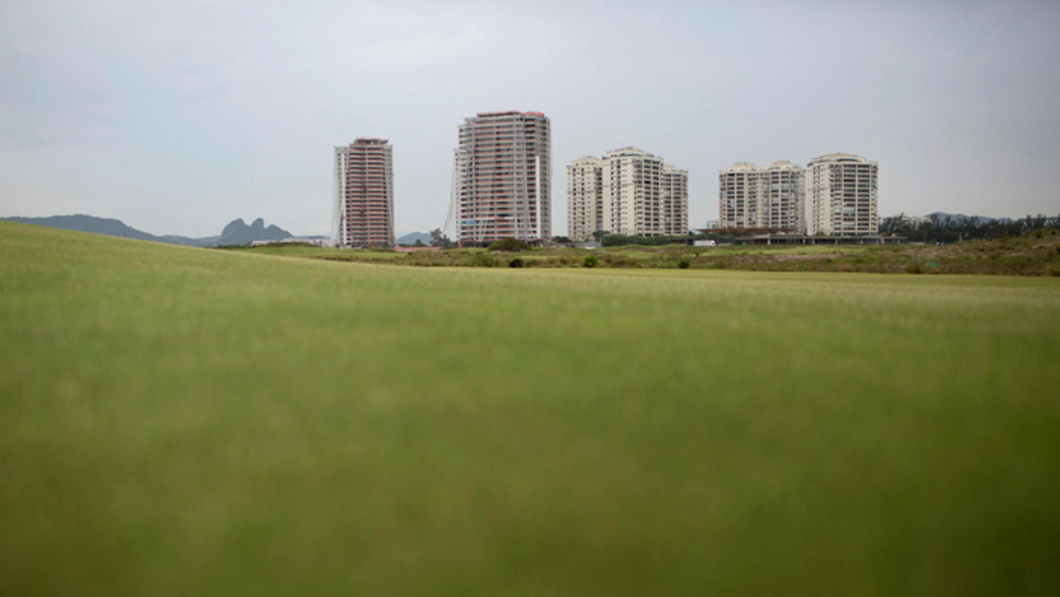 Nedokončené apatmány pri olympijskom golfovom ihrisku v Riu.