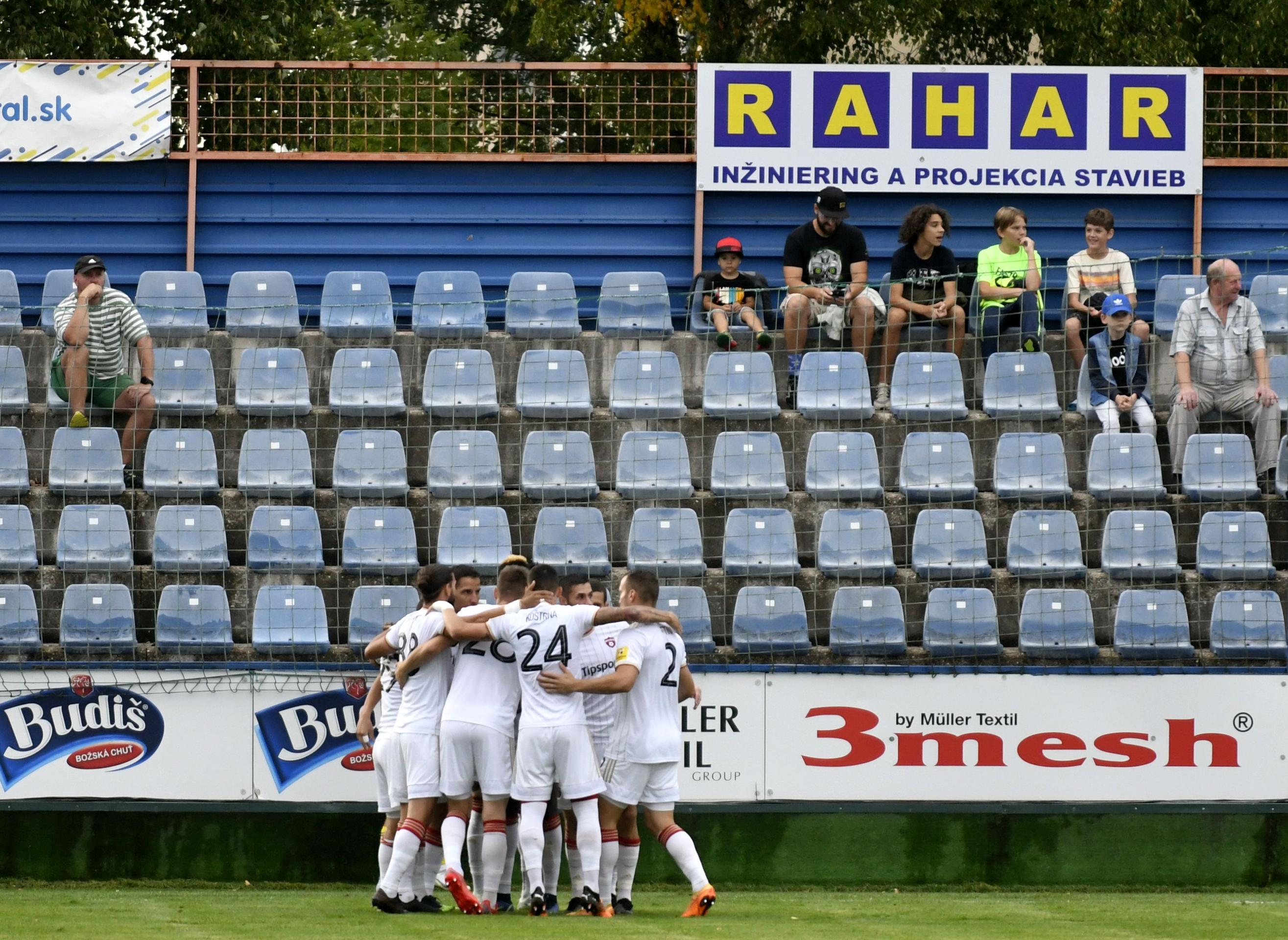 Hráči FC Spartak Trnava sa tešia po vstrelení gólu v zápase 5. kola Fortuna ligy na pôde Miochaloviec.