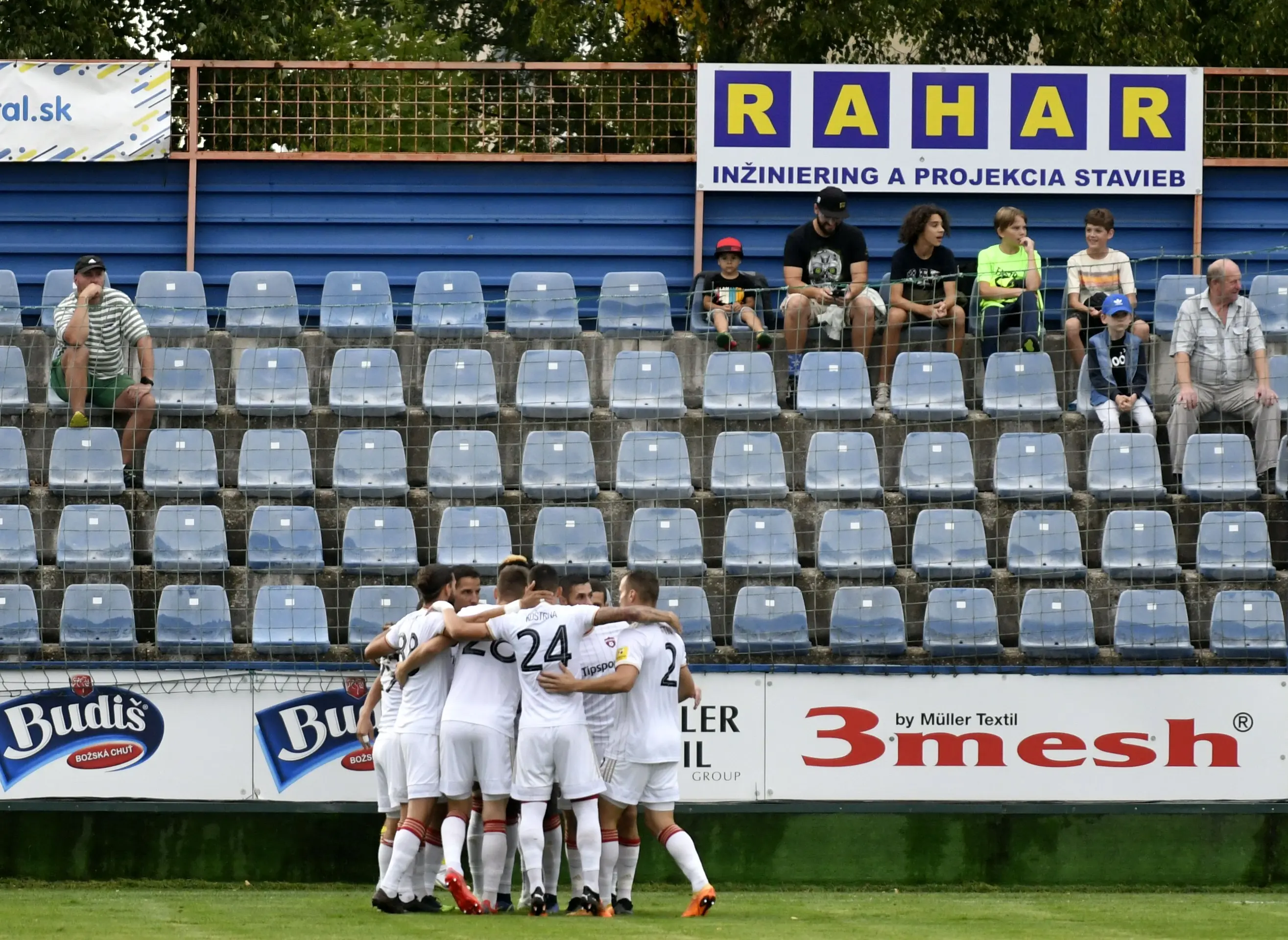 Hráči FC Spartak Trnava sa tešia po vstrelení gólu v zápase 5. kola Fortuna ligy na pôde Miochaloviec.