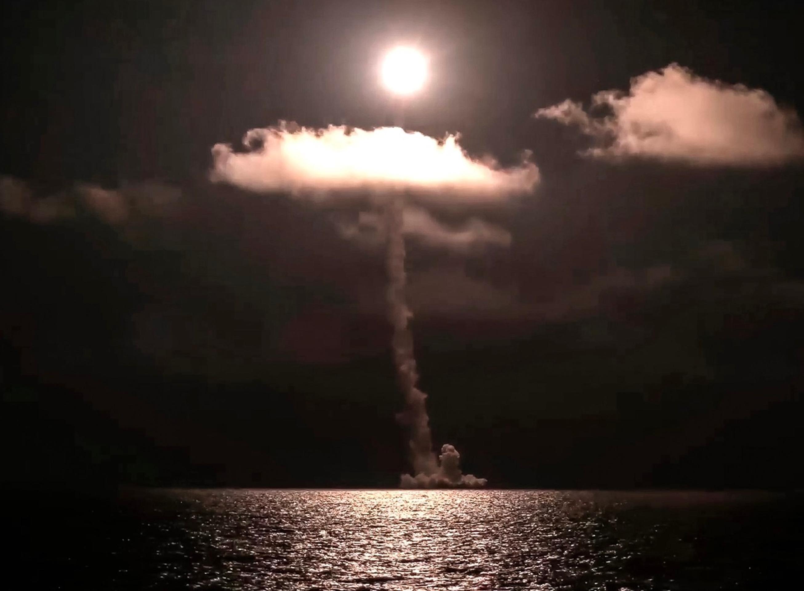 Odpálenie rakety ICBM z ruskej ponorky Cár Alexander III.